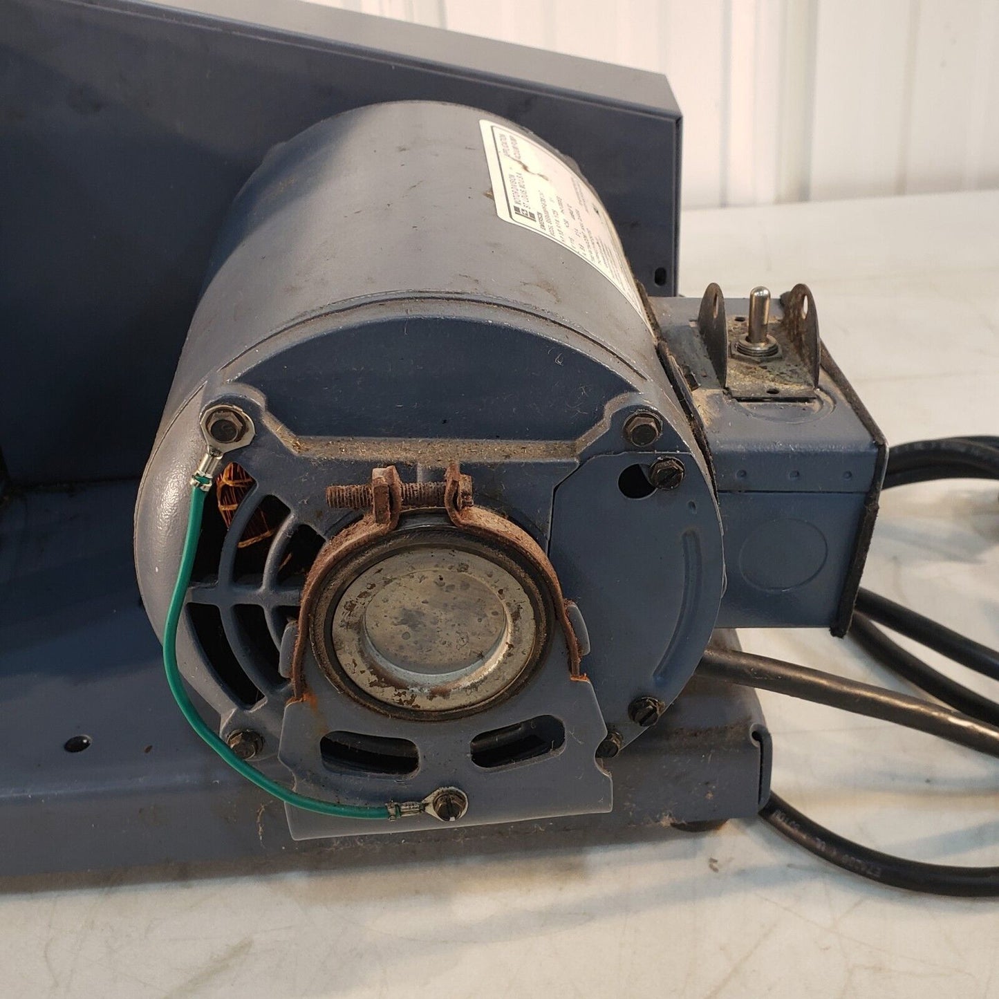 *FOR PARTS* Welch DuoSeal 1400 Vacuum Pump, Pulls to 20 Torr Of Vacuum, 115V