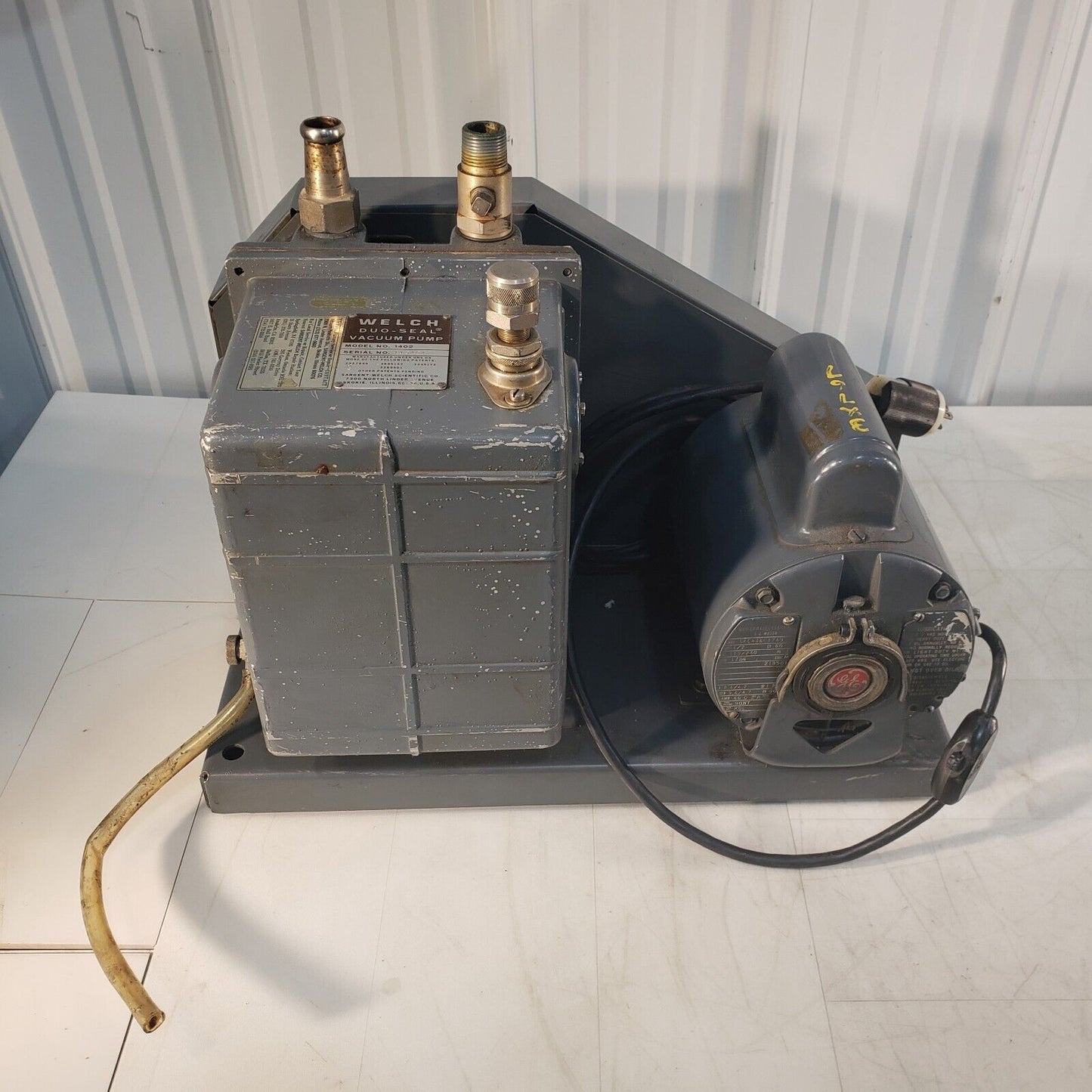 *FOR PARTS* Welch DuoSeal 1402 Vacuum Pump, Pulls 1.2 Torr Of Vacuum 115V 8A