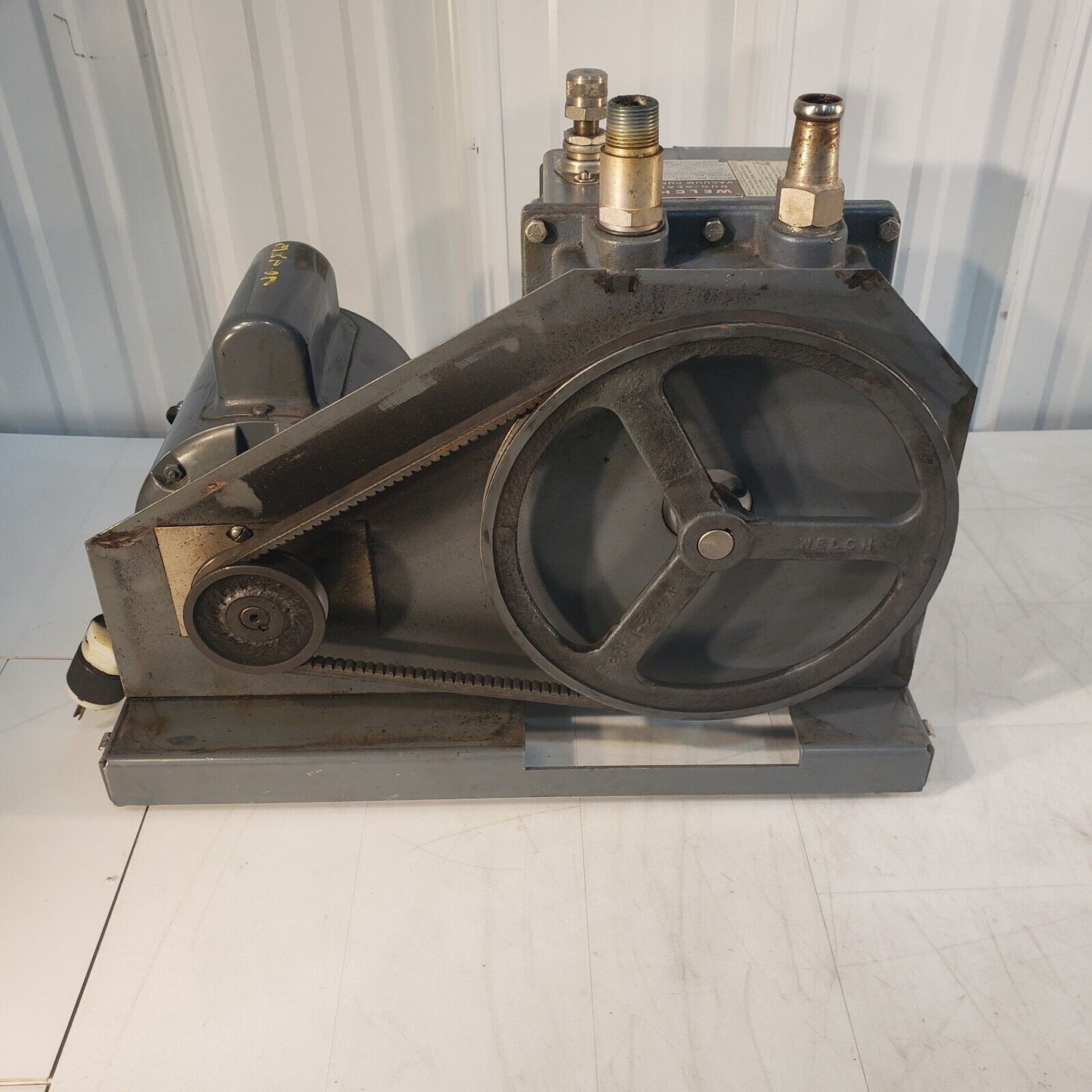 *FOR PARTS* Welch DuoSeal 1402 Vacuum Pump, Pulls 1.2 Torr Of Vacuum 115V 8A