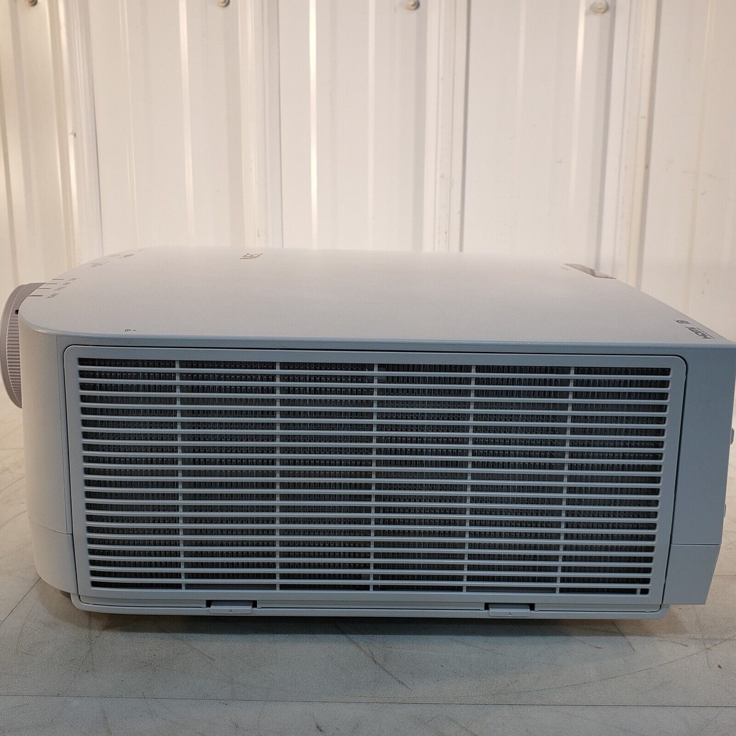 NEC PA550W Projector Distorted Display, Good NP21LP Lamp - For Parts