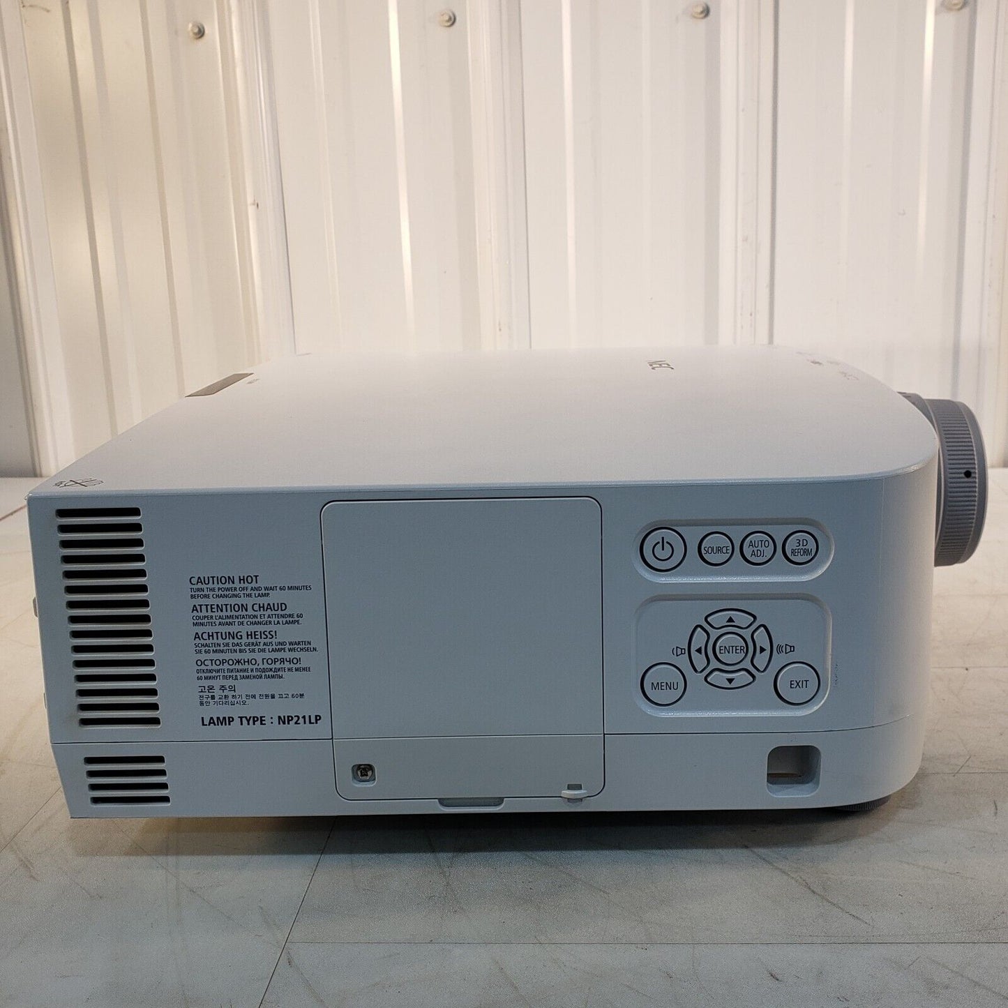 NEC PA550W Projector Distorted Display, Good NP21LP Lamp - For Parts