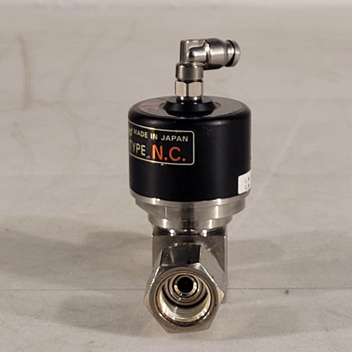 Fujikin OP 0.4-0.6 MPa N.C. 316L Pneumatic Valve Female Normally Closed 1/4" VCR