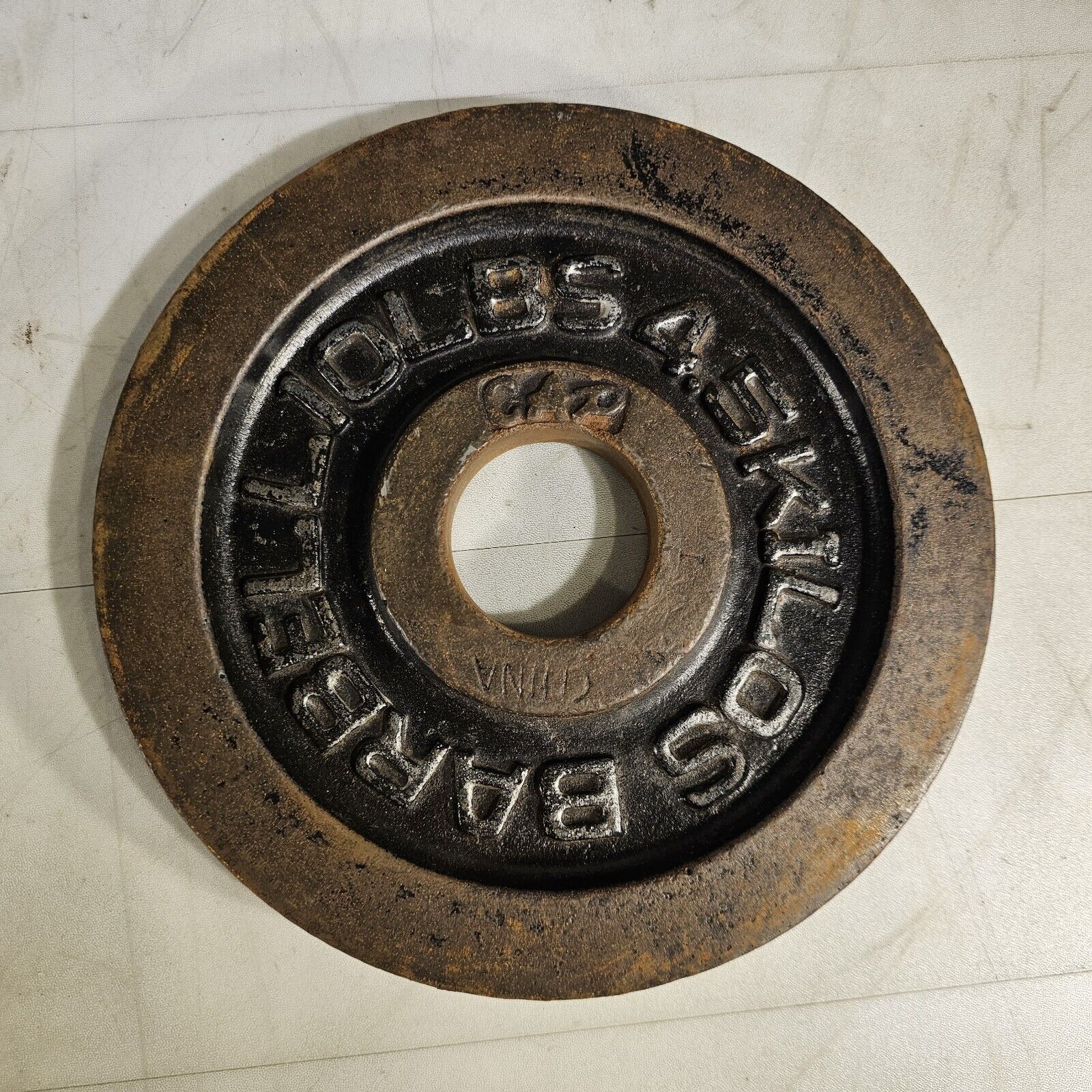 CAP Barbell Plaque de poids olympique en fonte de 45 LB avec poignée de 2 pouces – Simple | Noir CAP Barbell Plaque de poids olympique en fonte de 45 LB avec poignée de 2 pouces – Simple | Noir