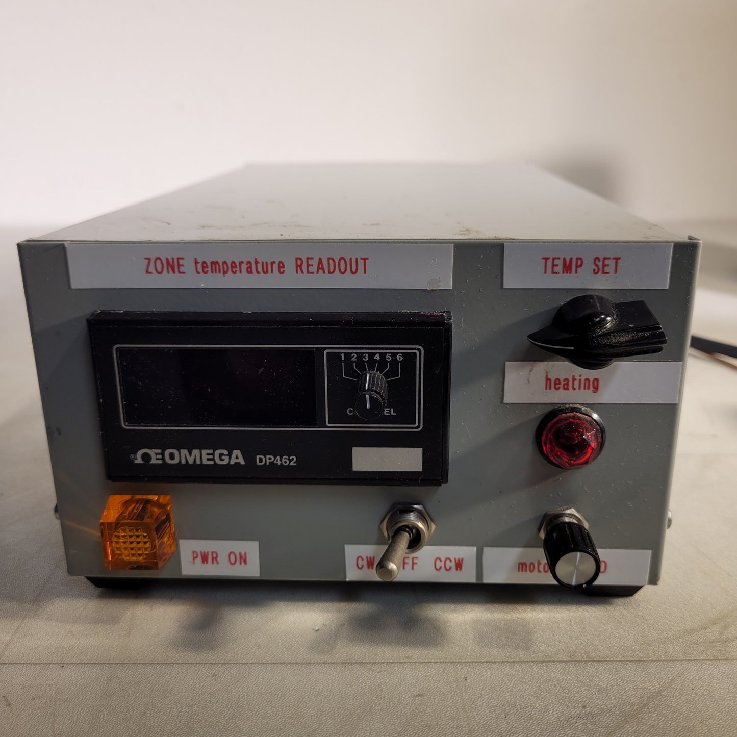 Omega DP462 Temperature Controller Process Box with Probe
