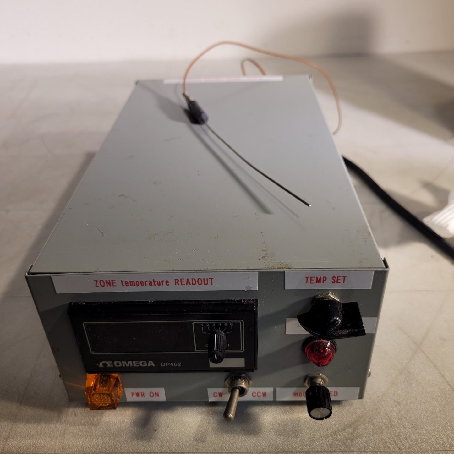 Omega DP462 Temperature Controller Process Box with Probe