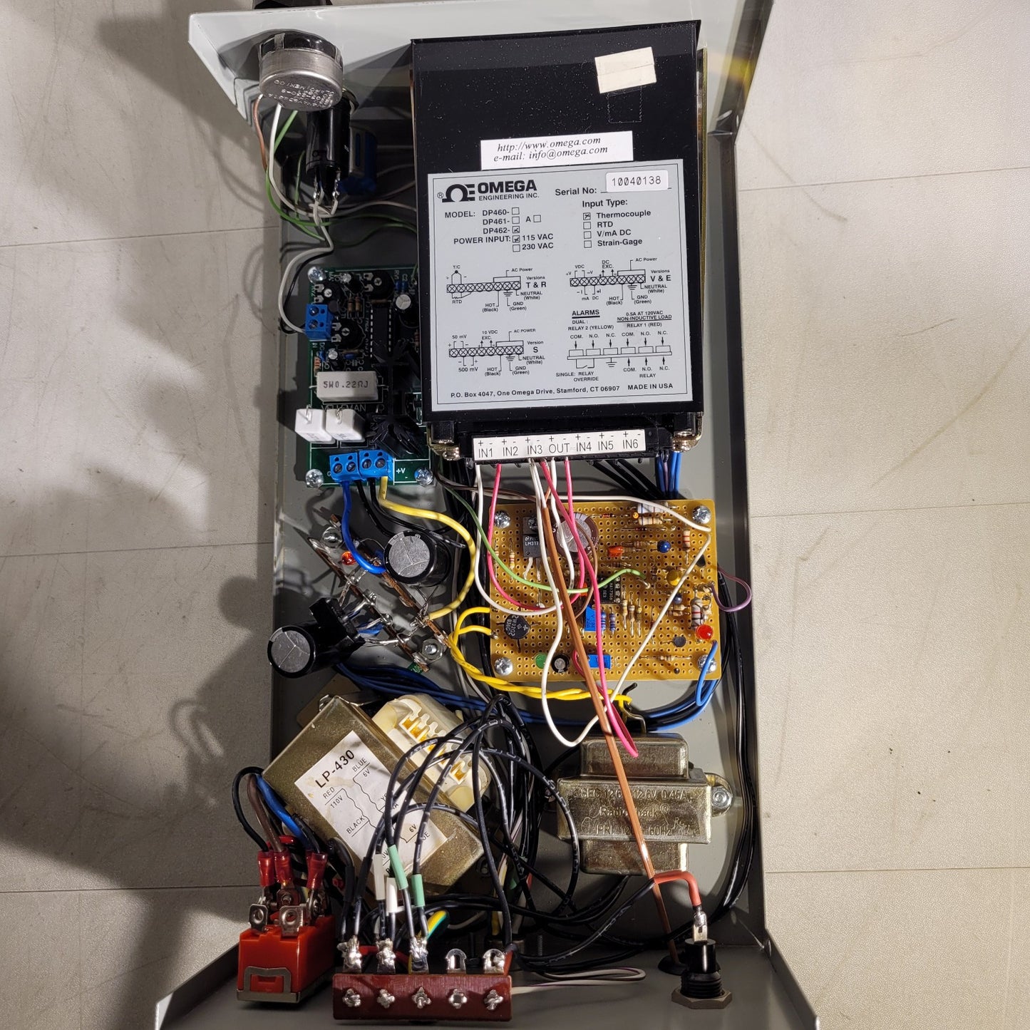 Omega DP462 Temperature Controller Process Box with Probe
