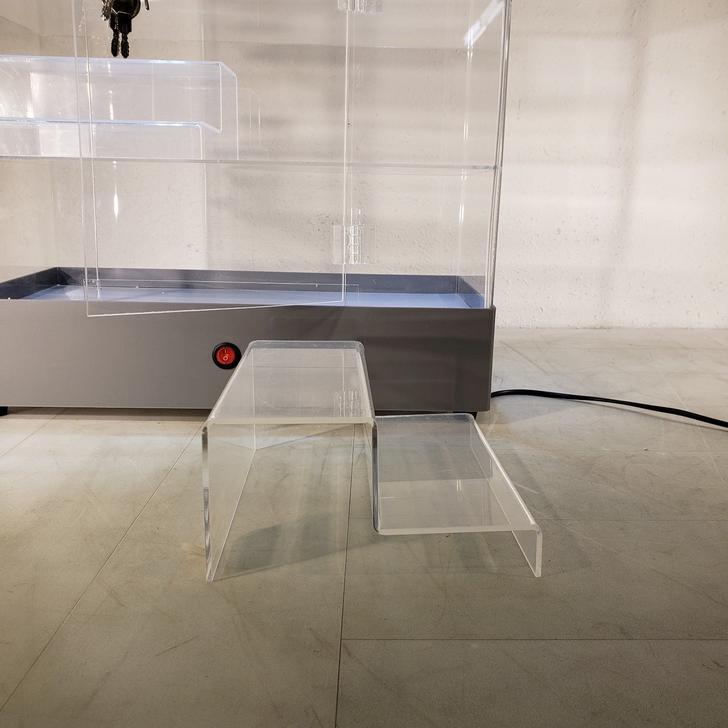 Clear Display Case With Lights Laboratory Keys Included 18x26x9"
