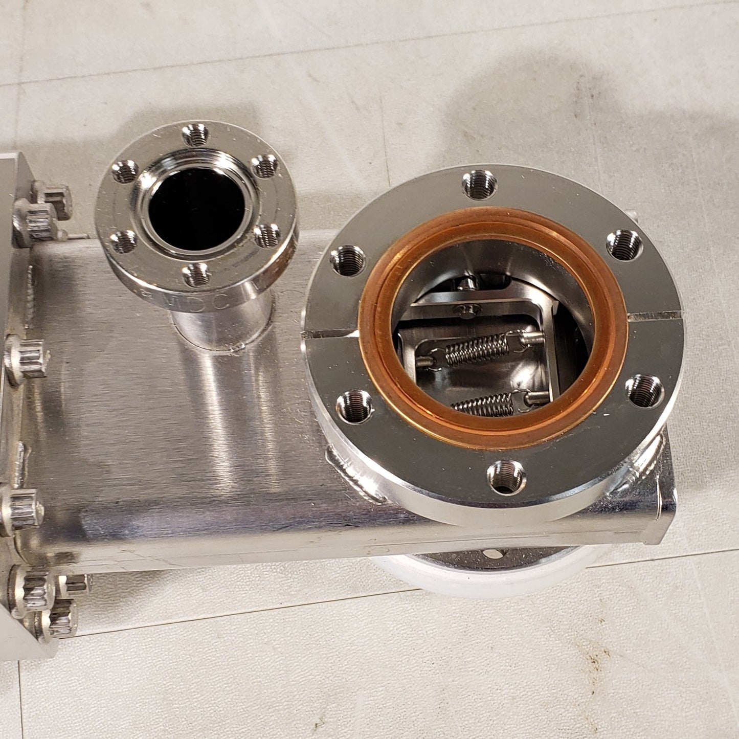 MDC 2.75" CF Conflat DN35CF Pneumatic Gate Valve w/ 1.33" Conflat Flange DN16CF