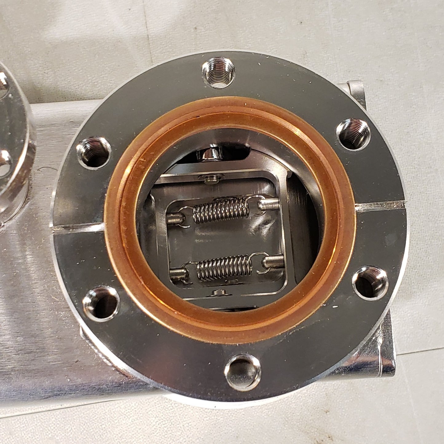 MDC 2.75" CF Conflat DN35CF Pneumatic Gate Valve w/ 1.33" Conflat Flange DN16CF