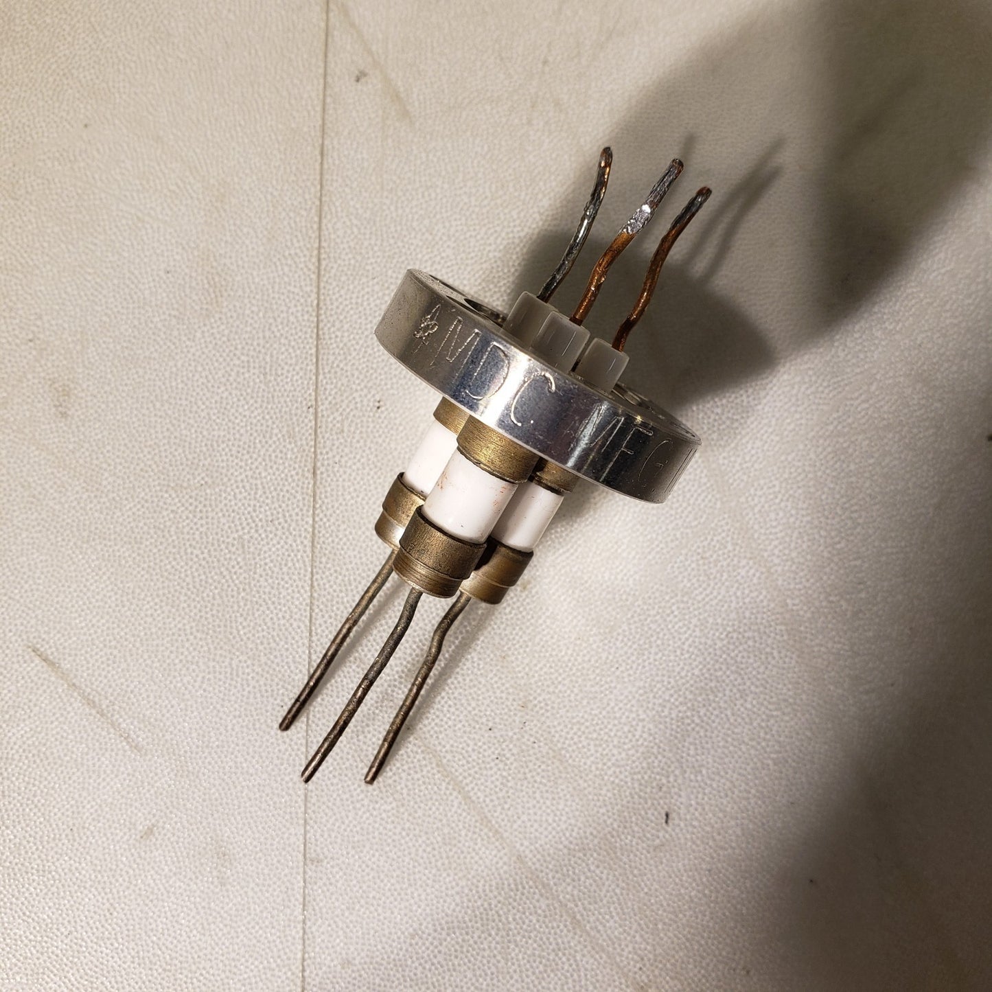 MDC 1.33" CF DN16CF Adapter 3-Pin Feedthrough UHV Ultra High Vacuum