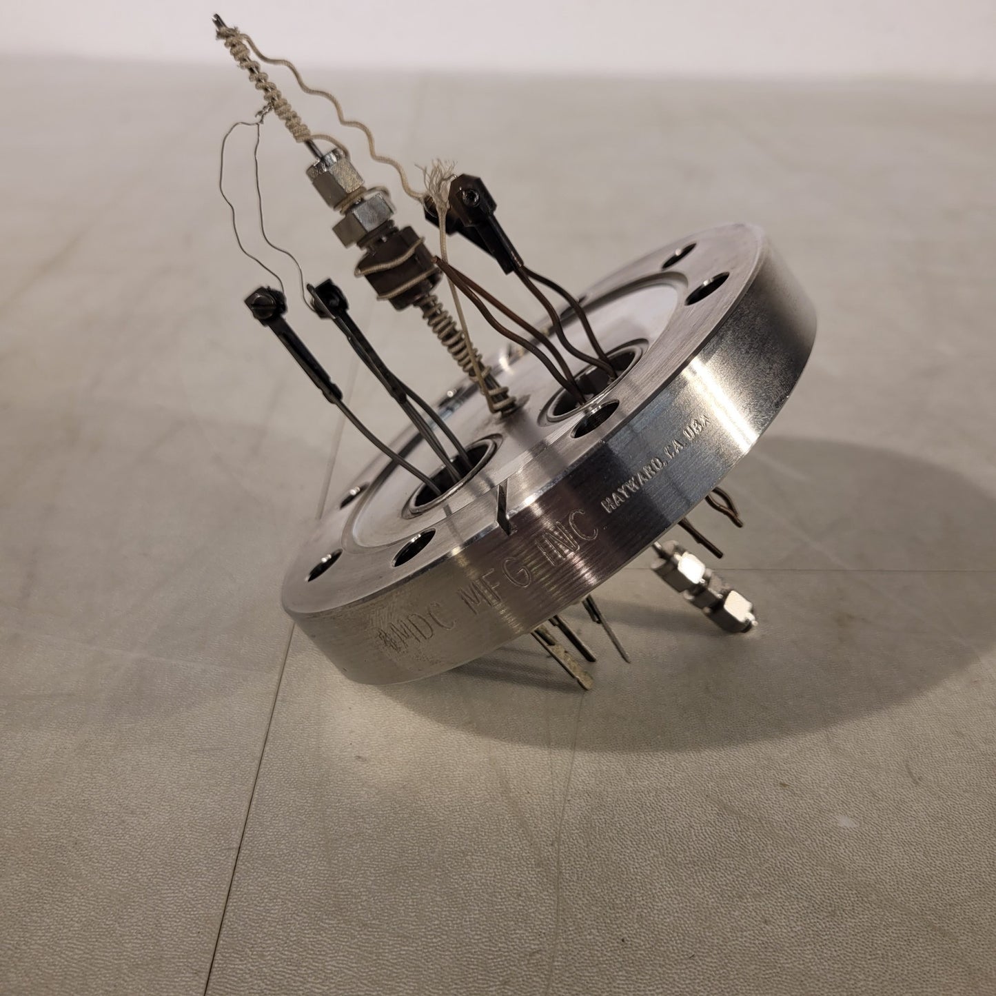 MDC 4.5" CF Feedthrough Conflat DN63CF w/ 2x 4-Wire Good Knife Edge