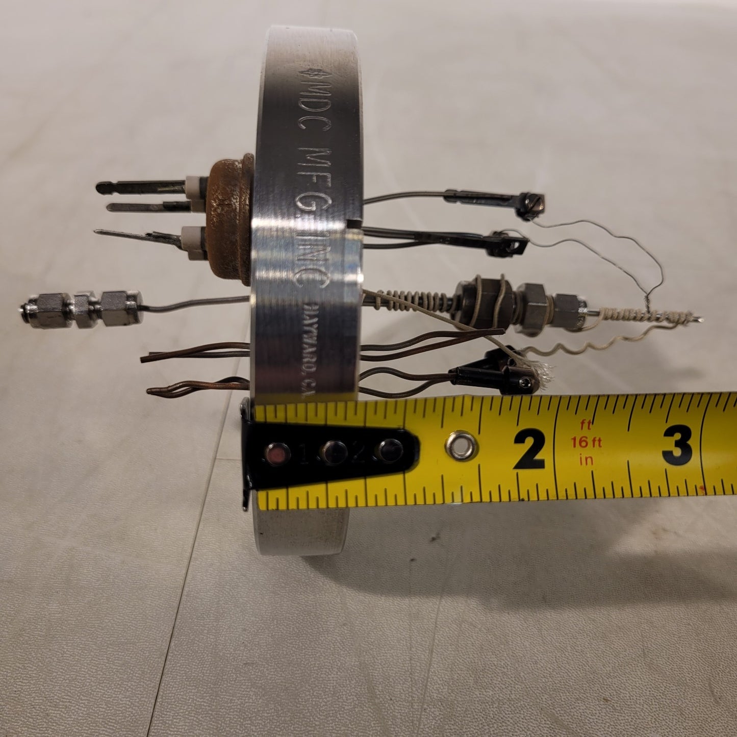 MDC 4.5" CF Feedthrough Conflat DN63CF w/ 2x 4-Wire Good Knife Edge