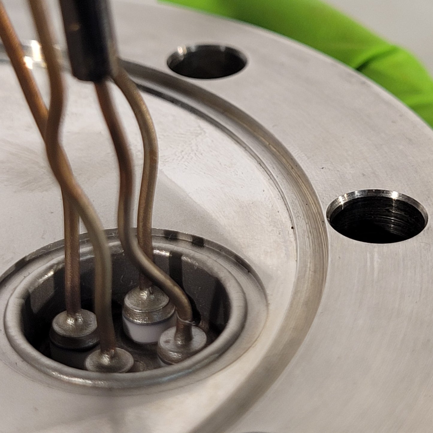 MDC 4.5" CF Feedthrough Conflat DN63CF w/ 2x 4-Wire Good Knife Edge