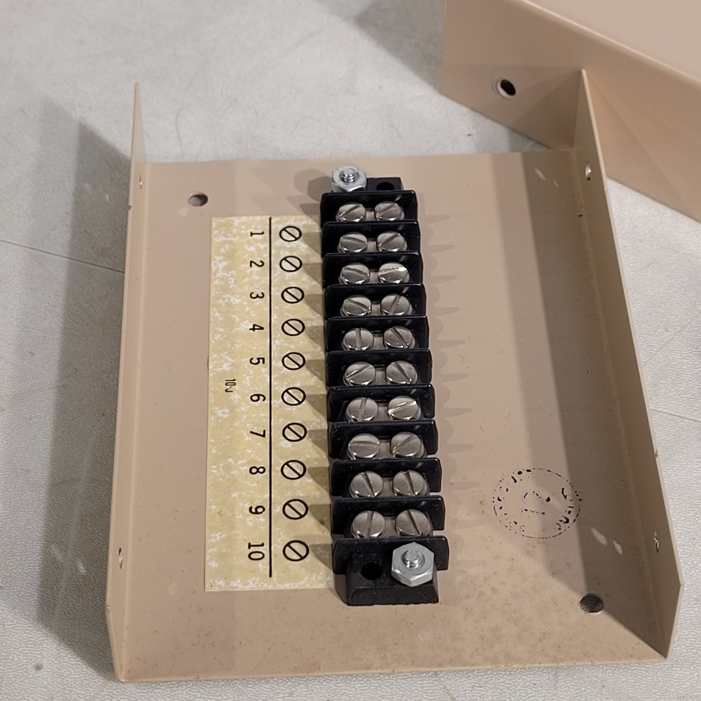 Terminal Block 10-Slot 5-1/2" x 4" Tan Steel 10-Wire Electrical Box