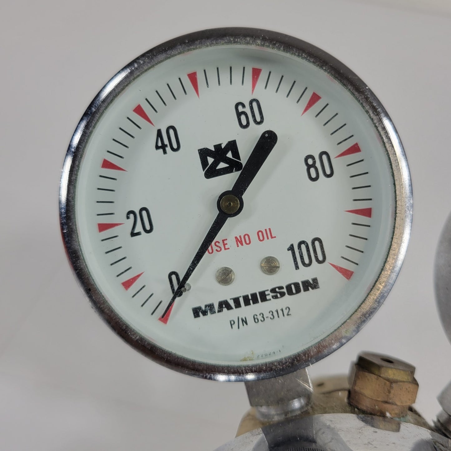 Matheson 8-580 Gas Regulator 3000psi In 100psi Gauge Out Dual Stage Brass CGA580