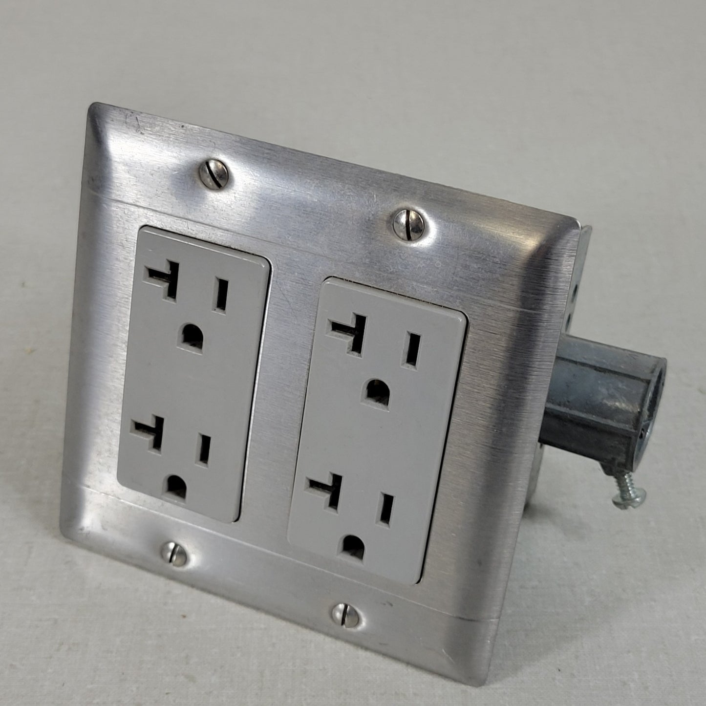 Built-In Double-Gang Work Bench Outlet Box Middle for Mains Connection 120V 20A