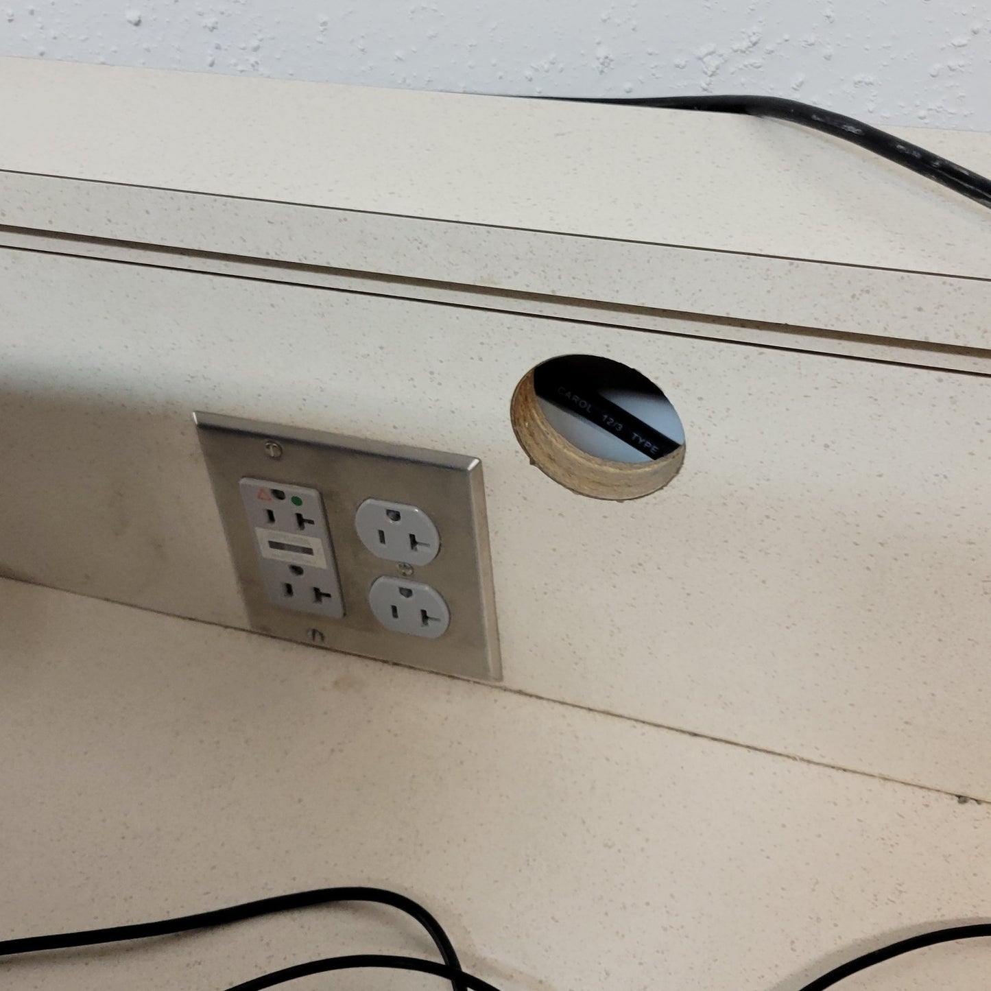 Built-In Double-Gang Work Bench Outlet Box Middle for Mains Connection 120V 20A