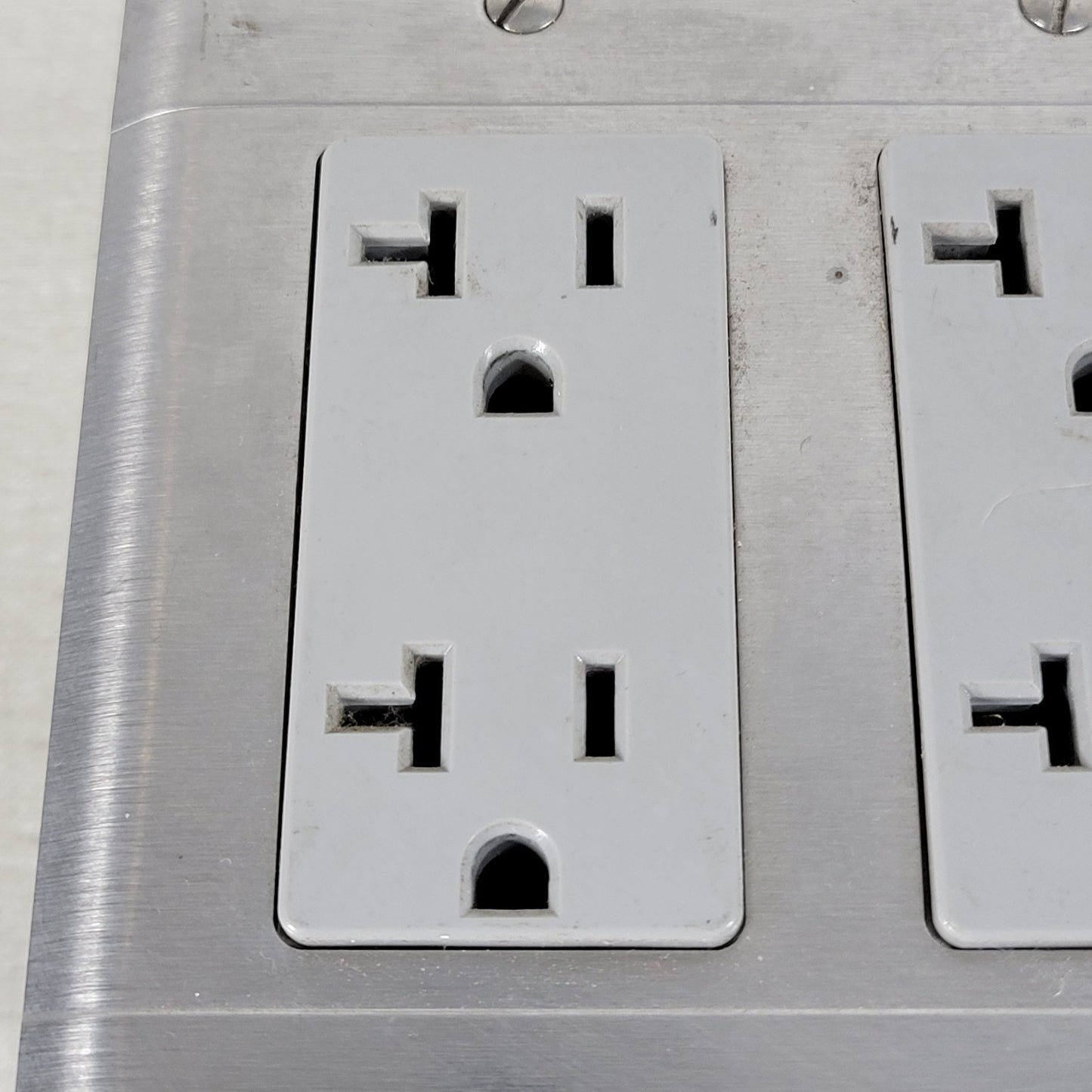 Built-In Double-Gang Work Bench Outlet Box Middle for Mains Connection 120V 20A