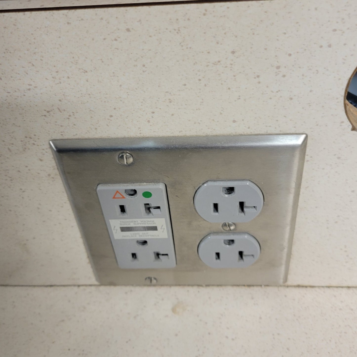 Built-In Double-Gang Work Bench Outlet Box Middle for Mains Connection 120V 20A