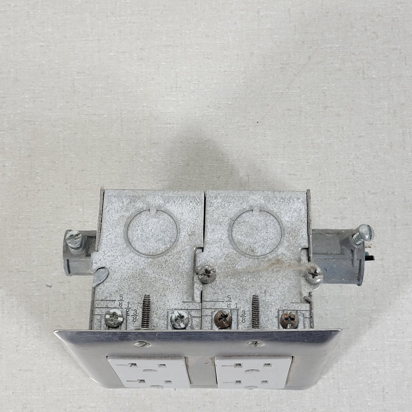 Built-In Double-Gang Work Bench Outlet Box Middle for Mains Connection 120V 20A