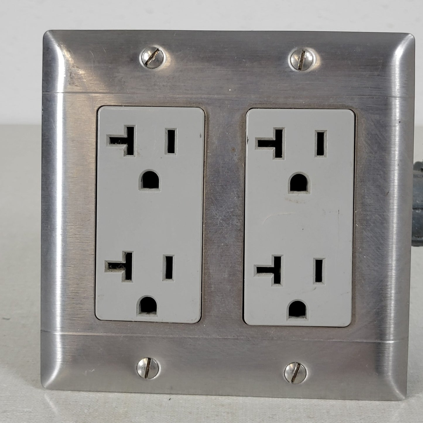 Built-In Double-Gang Work Bench Outlet Box Middle for Mains Connection 120V 20A