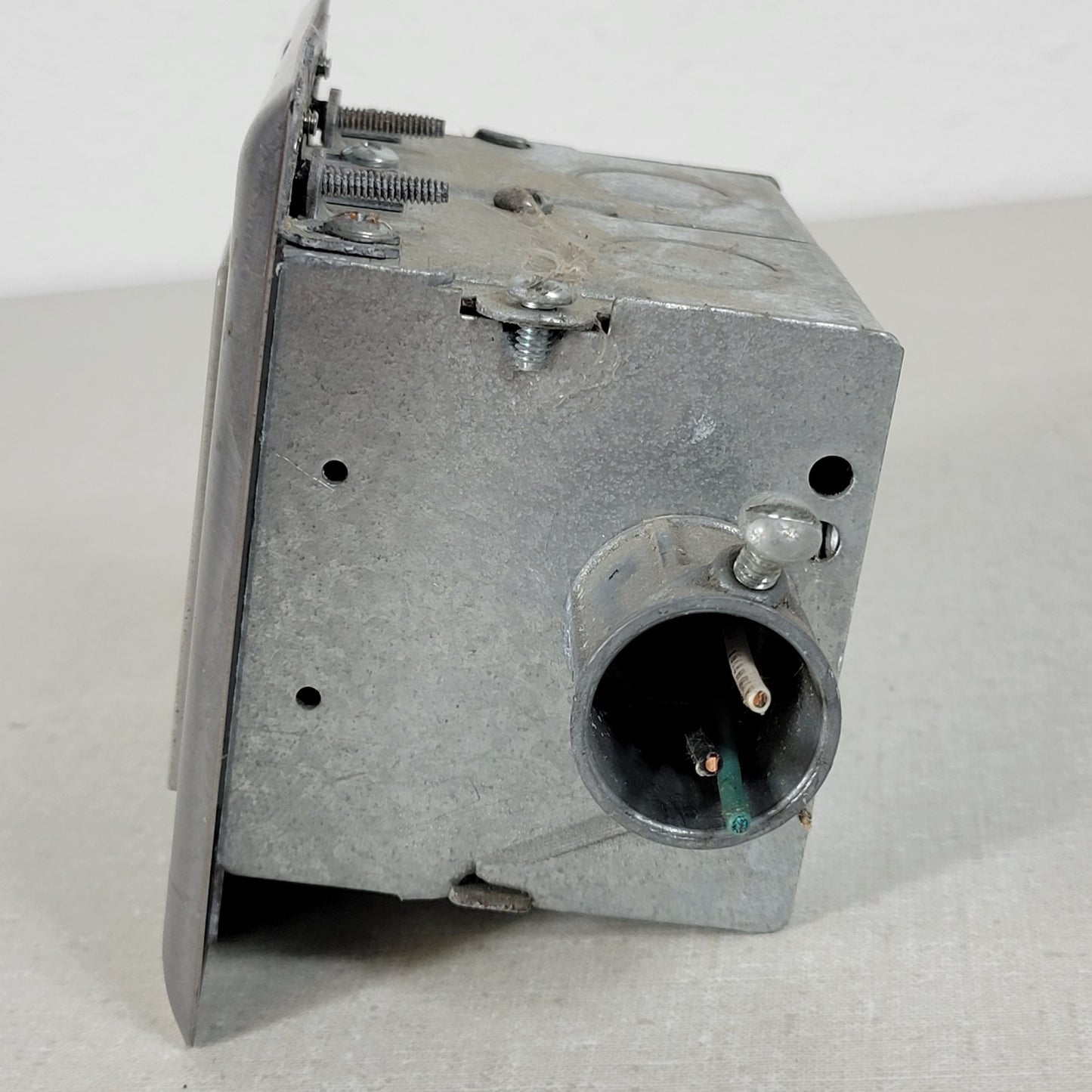 Built-In Double-Gang Work Bench Outlet Box Middle for Mains Connection 120V 20A