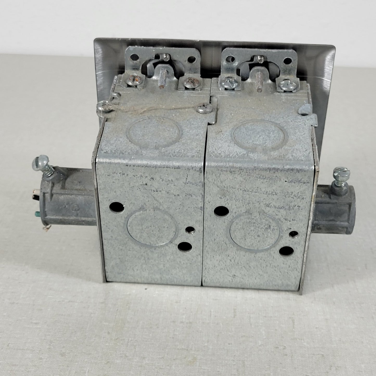 Built-In Double-Gang Work Bench Outlet Box Middle for Mains Connection 120V 20A