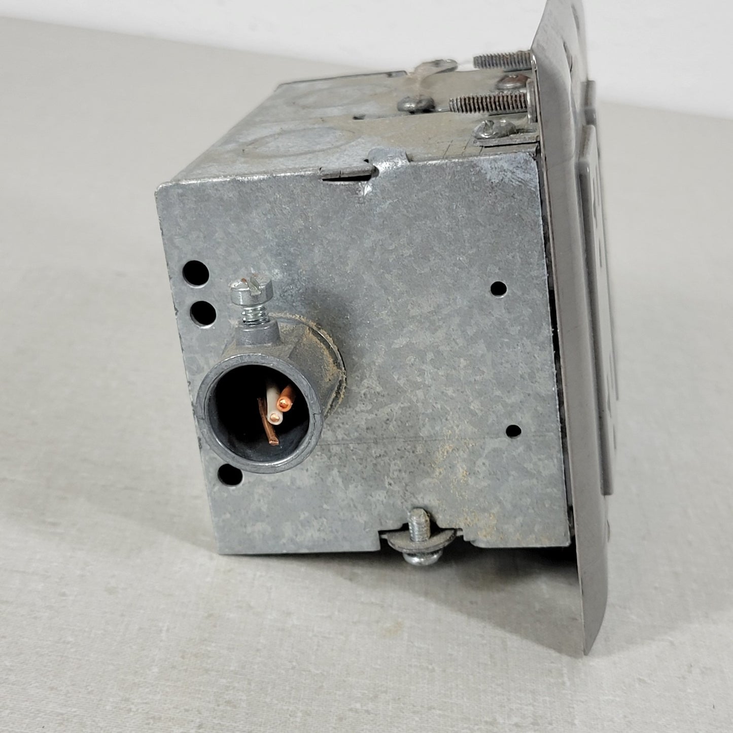 Built-In Double-Gang Work Bench Outlet Box Middle for Mains Connection 120V 20A