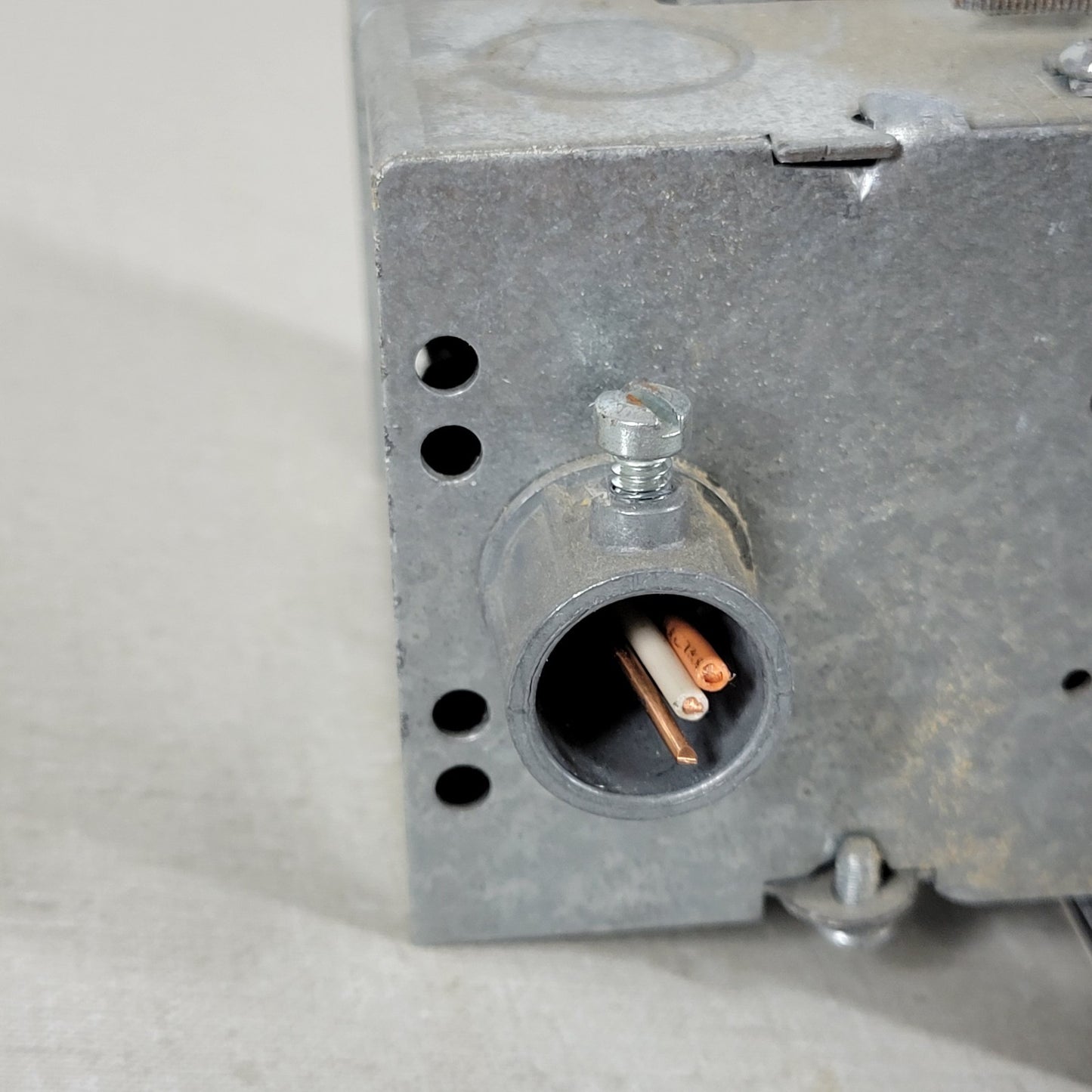 Built-In Double-Gang Work Bench Outlet Box Middle for Mains Connection 120V 20A