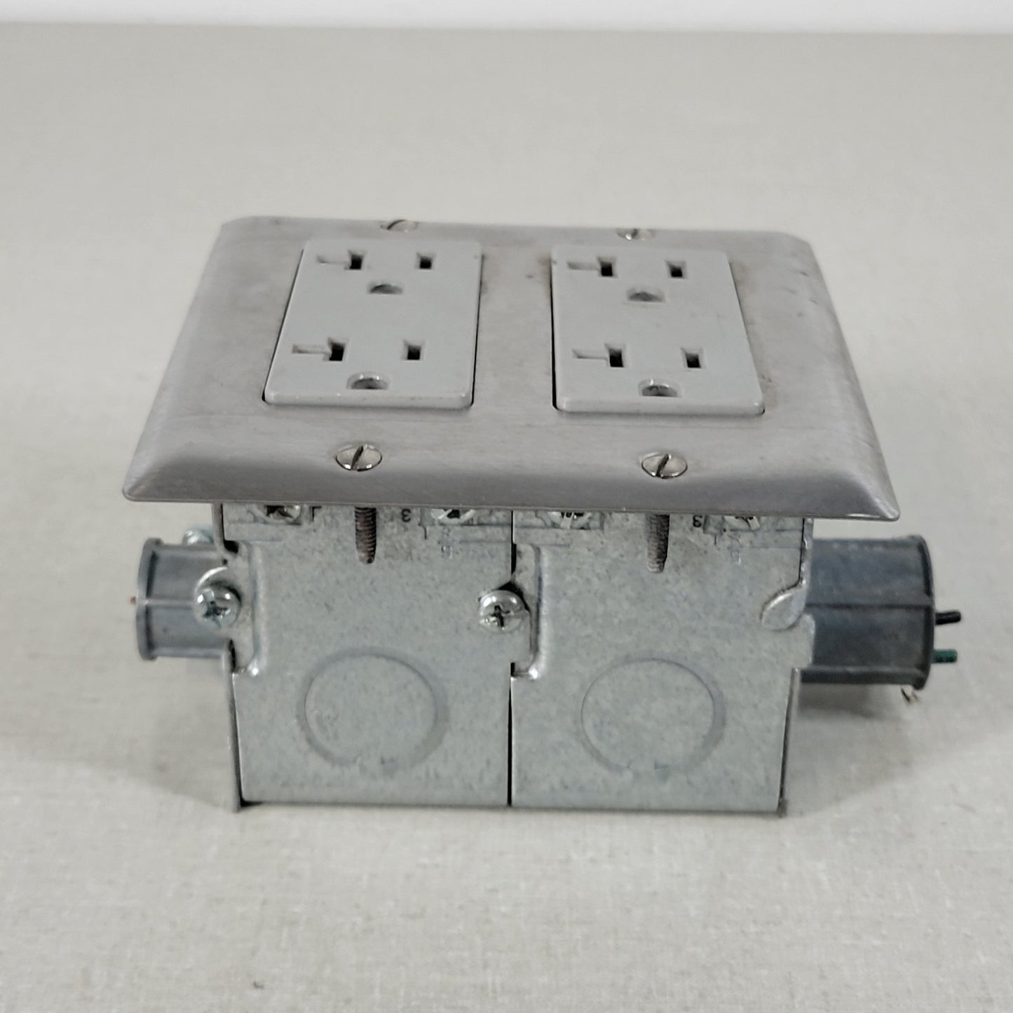 Built-In Double-Gang Work Bench Outlet Box Middle for Mains Connection 120V 20A