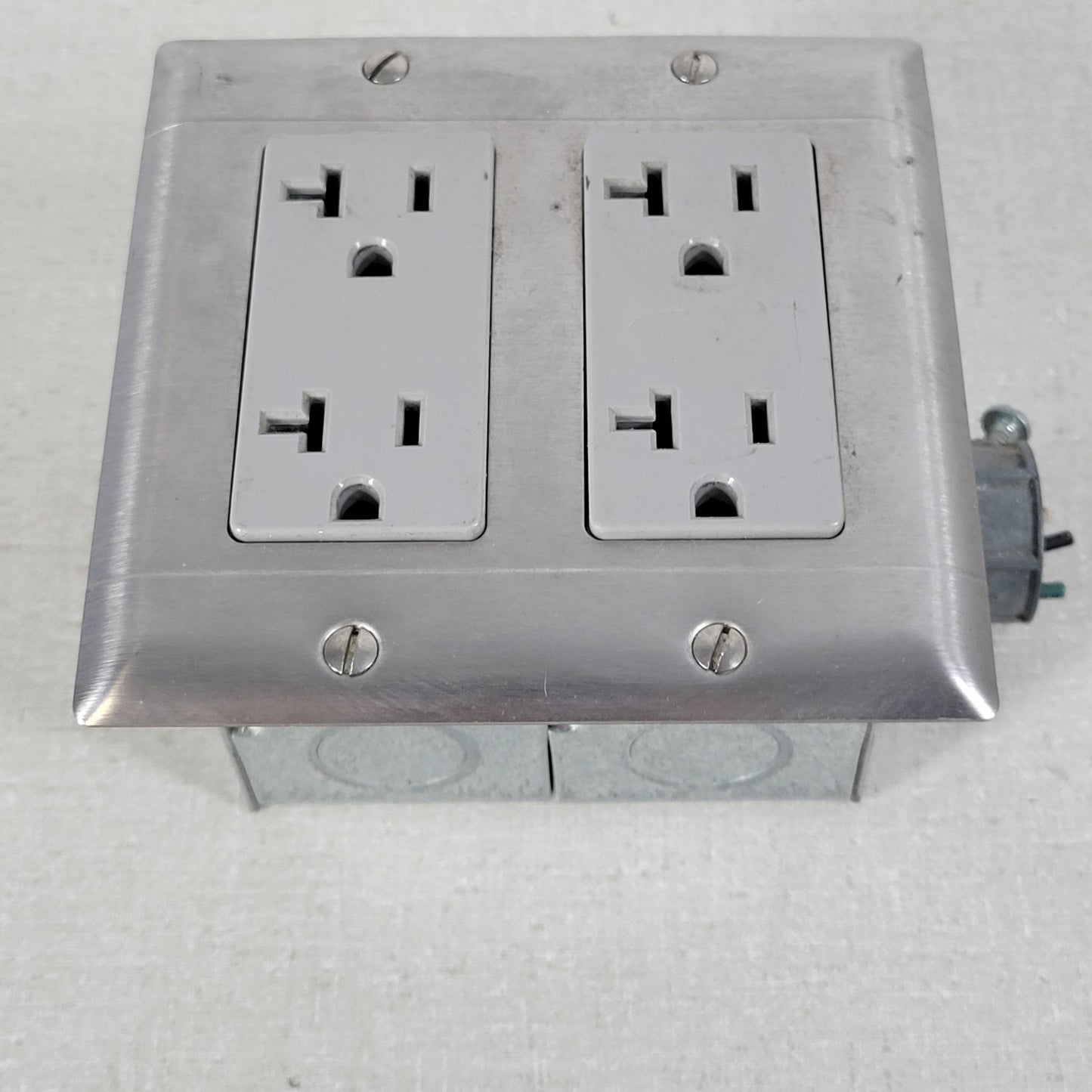 Built-In Double-Gang Work Bench Outlet Box Middle for Mains Connection 120V 20A