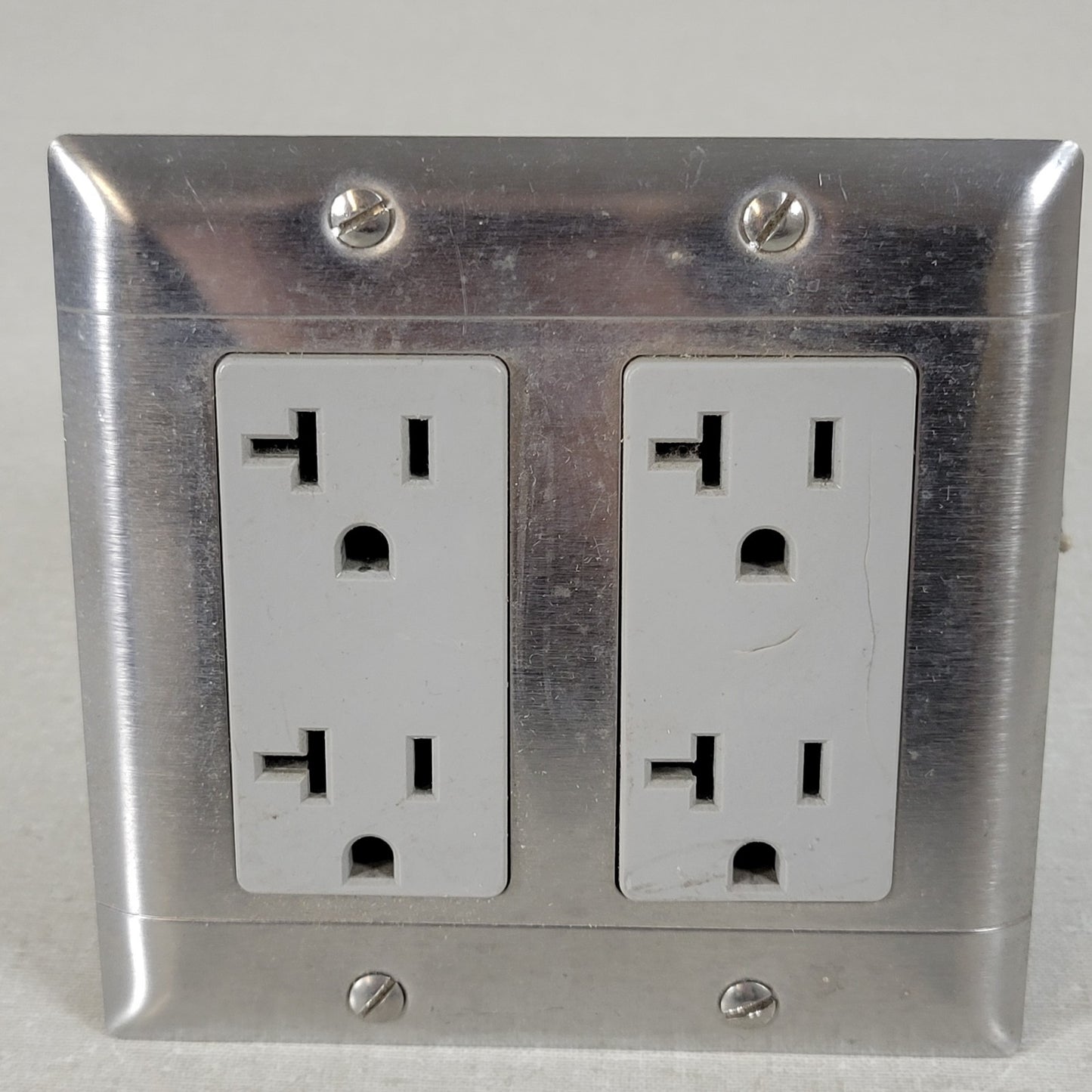 Built-In Double-Gang Work Bench Outlet Box Middle for Mains Connection 120V 20A