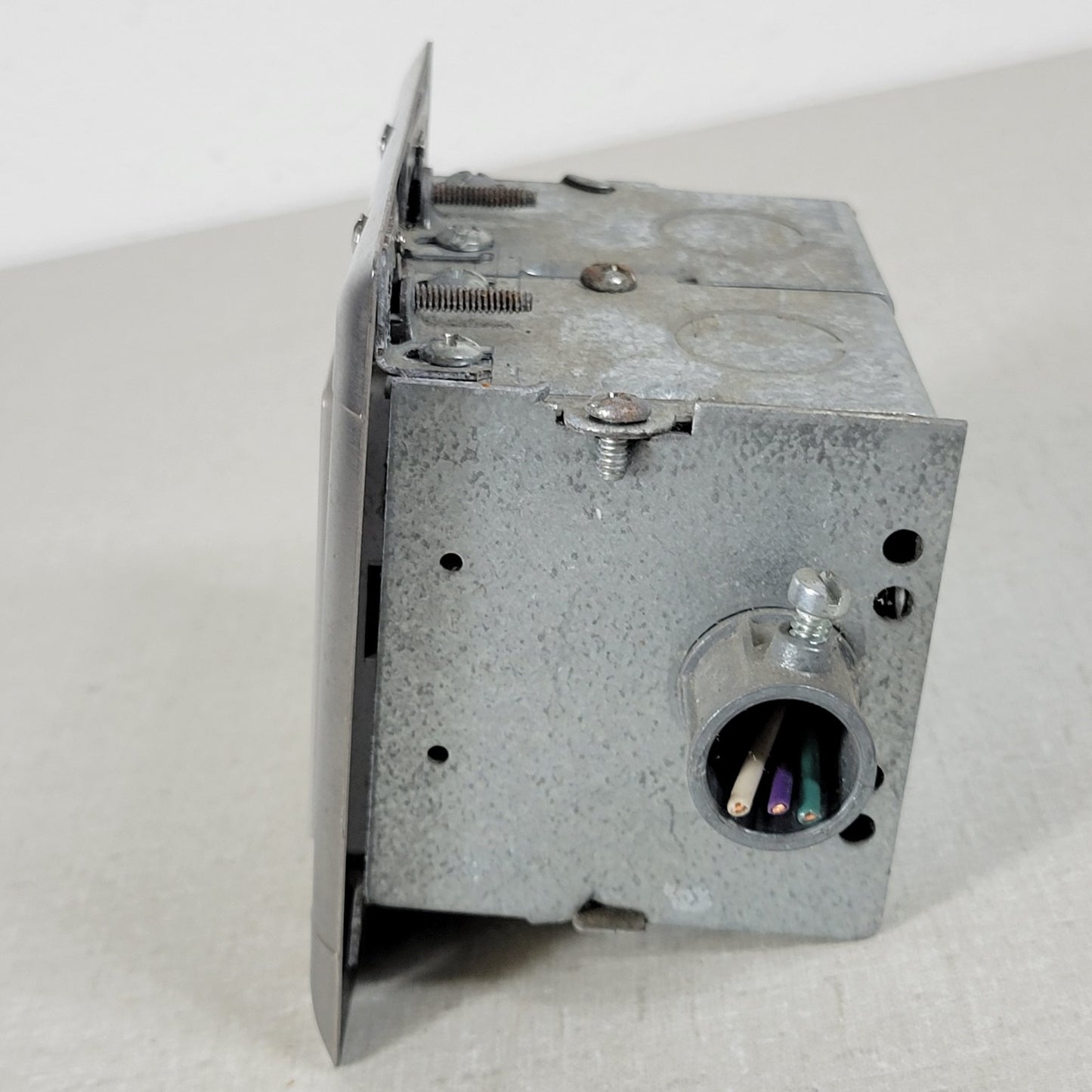 Built-In Double-Gang Work Bench Outlet Box Middle for Mains Connection 120V 20A