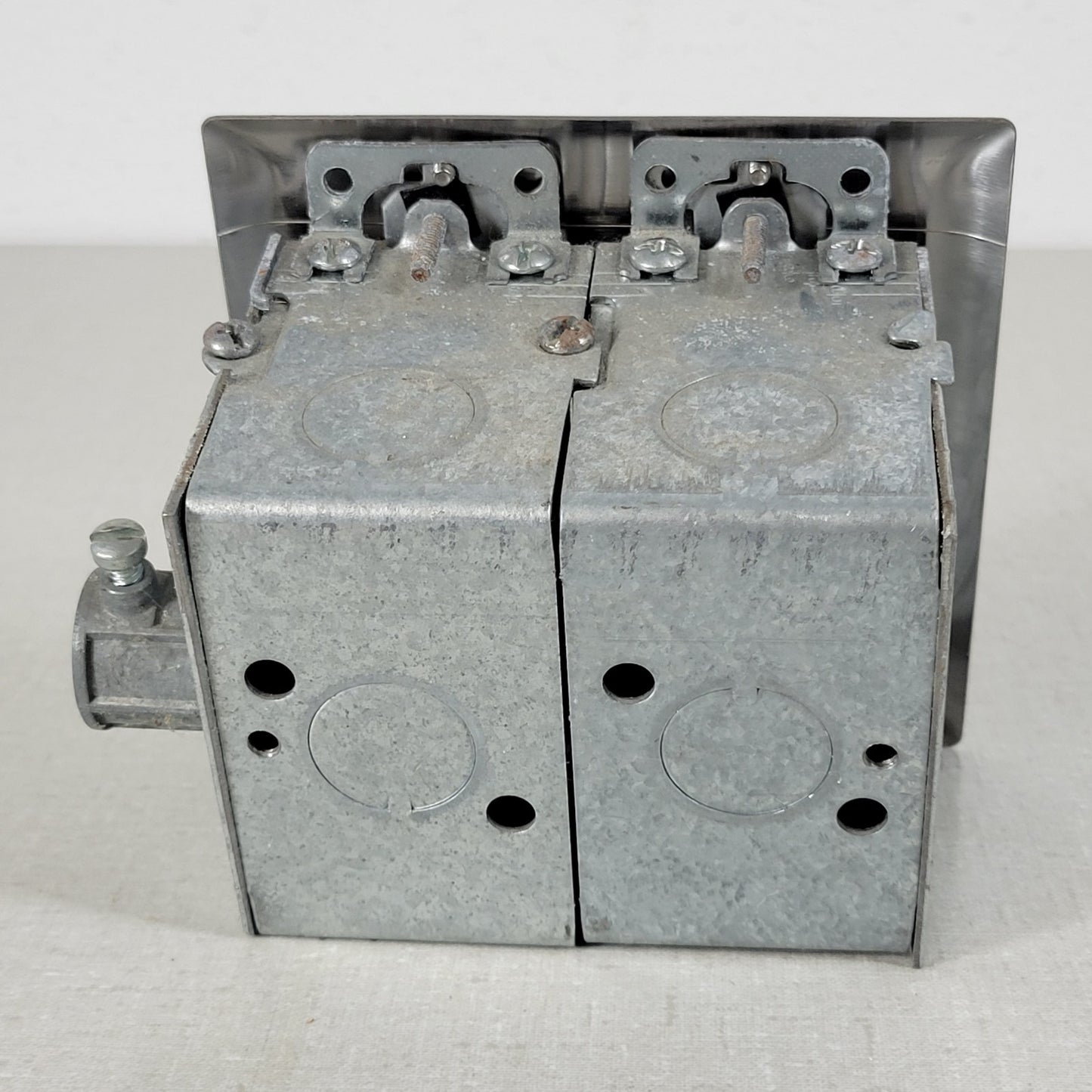 Built-In Double-Gang Work Bench Outlet Box Middle for Mains Connection 120V 20A