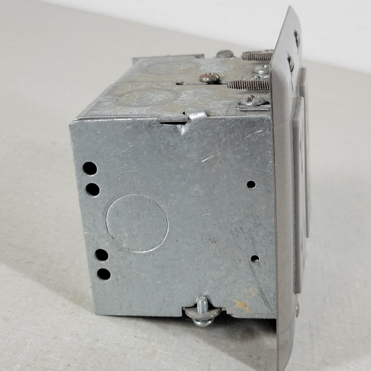Built-In Double-Gang Work Bench Outlet Box Middle for Mains Connection 120V 20A