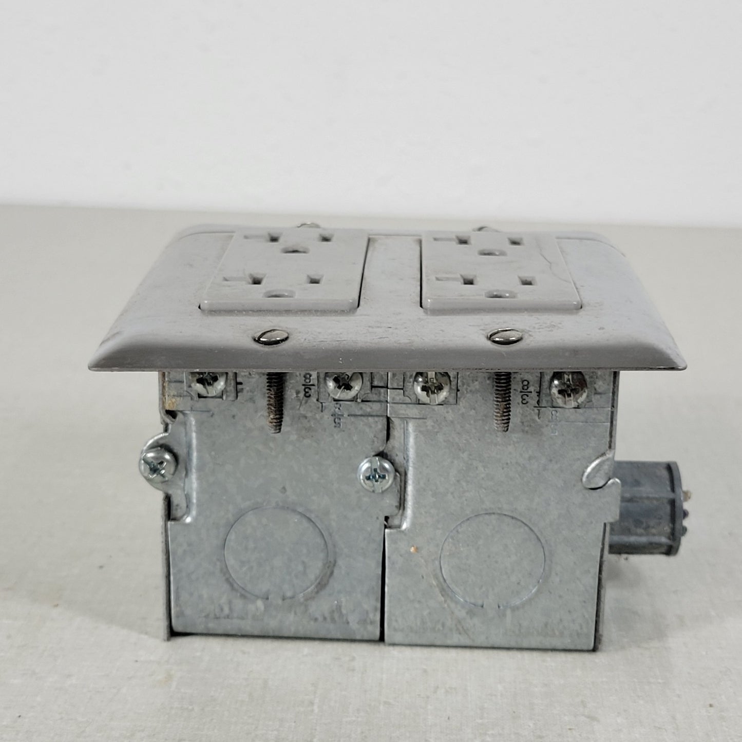 Built-In Double-Gang Work Bench Outlet Box Middle for Mains Connection 120V 20A