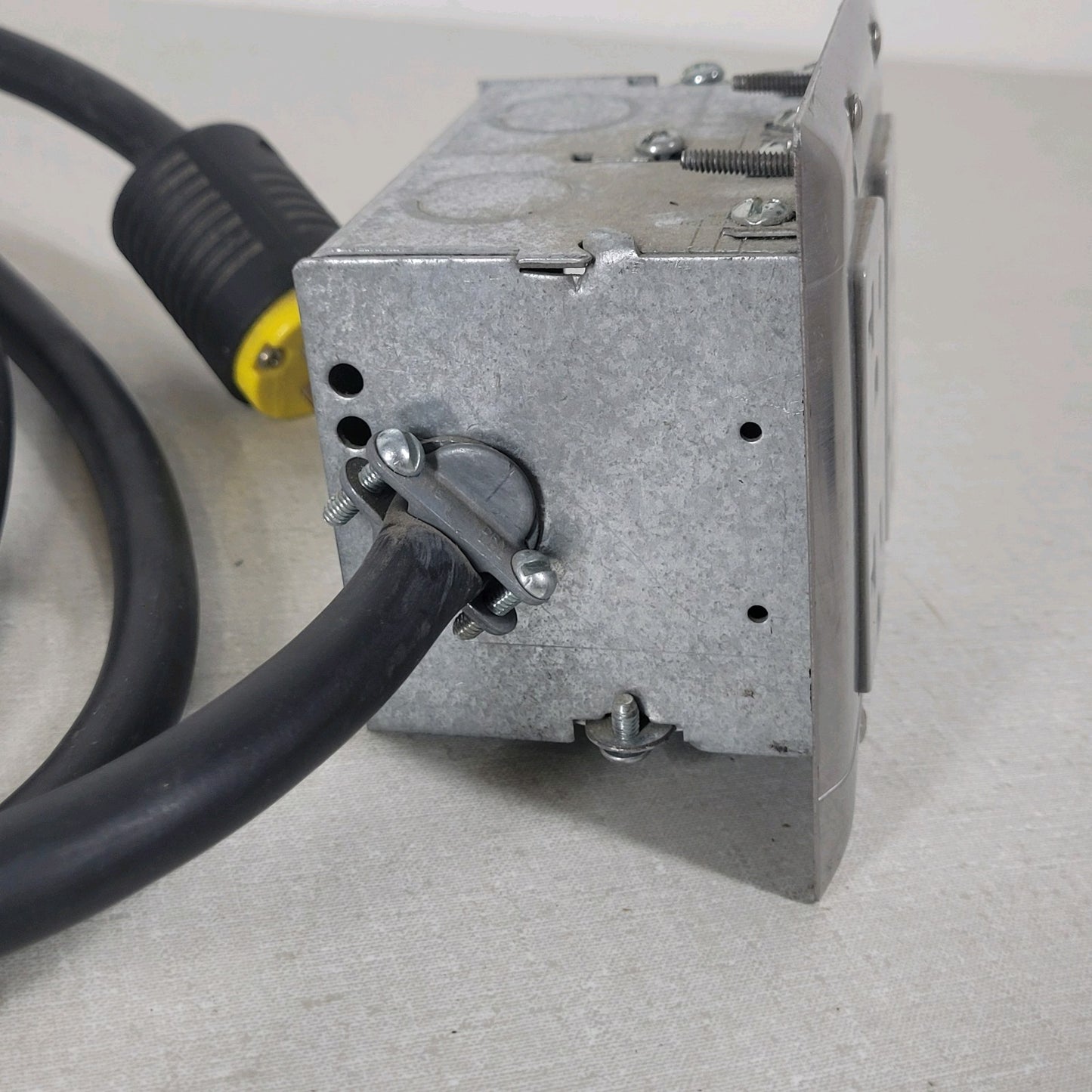 Built-In Double-Gang Work Bench Outlet Box for Mains 120v 20A 4' Cable