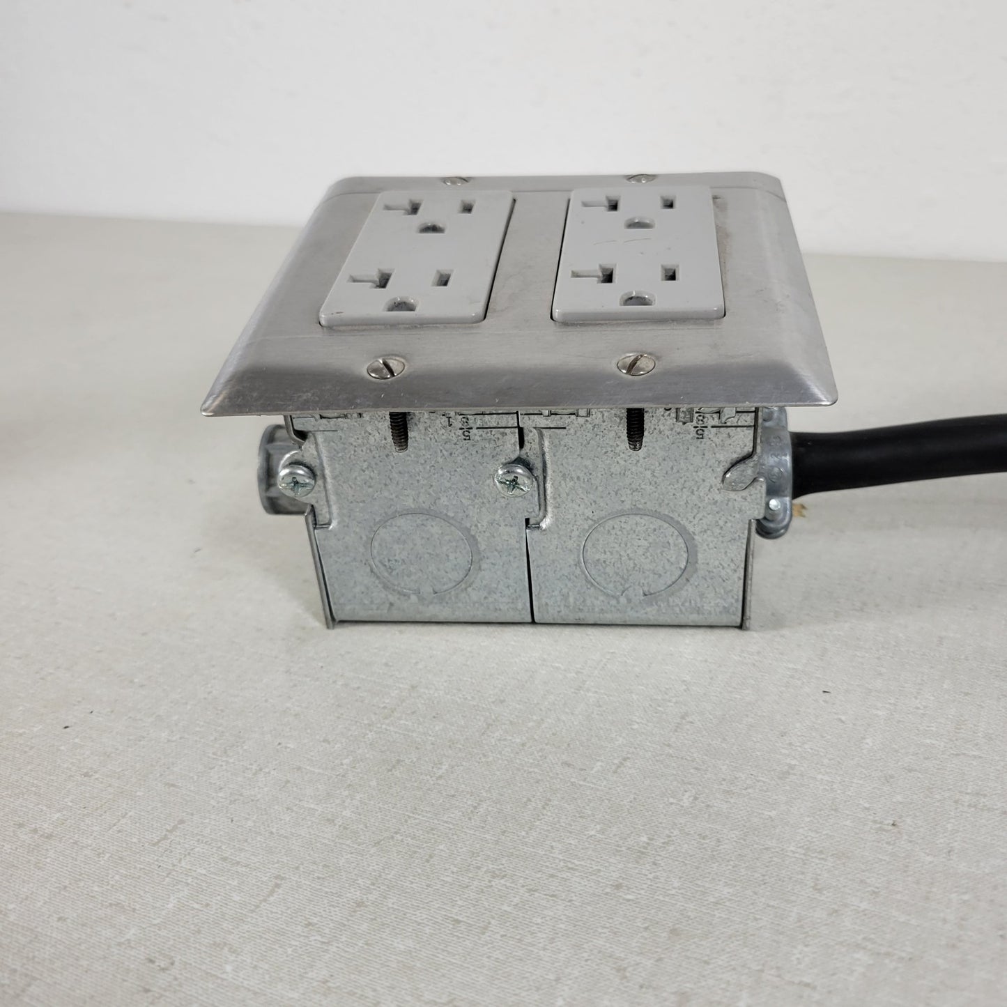 Built-In Double-Gang Work Bench Outlet Box for Mains 120V 20Amp With Cable