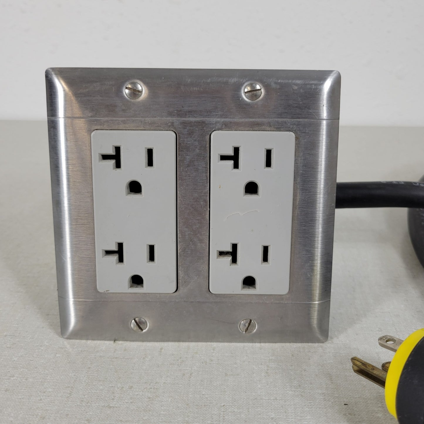 Built-In Double-Gang Work Bench Outlet Box for Mains 120V 20Amp With Cable