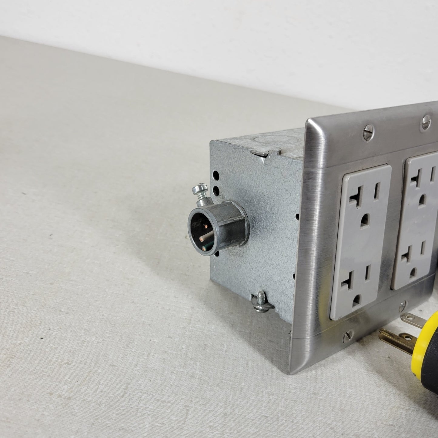 Built-In Double-Gang Work Bench Outlet Box for Mains 120V 20Amp With Cable
