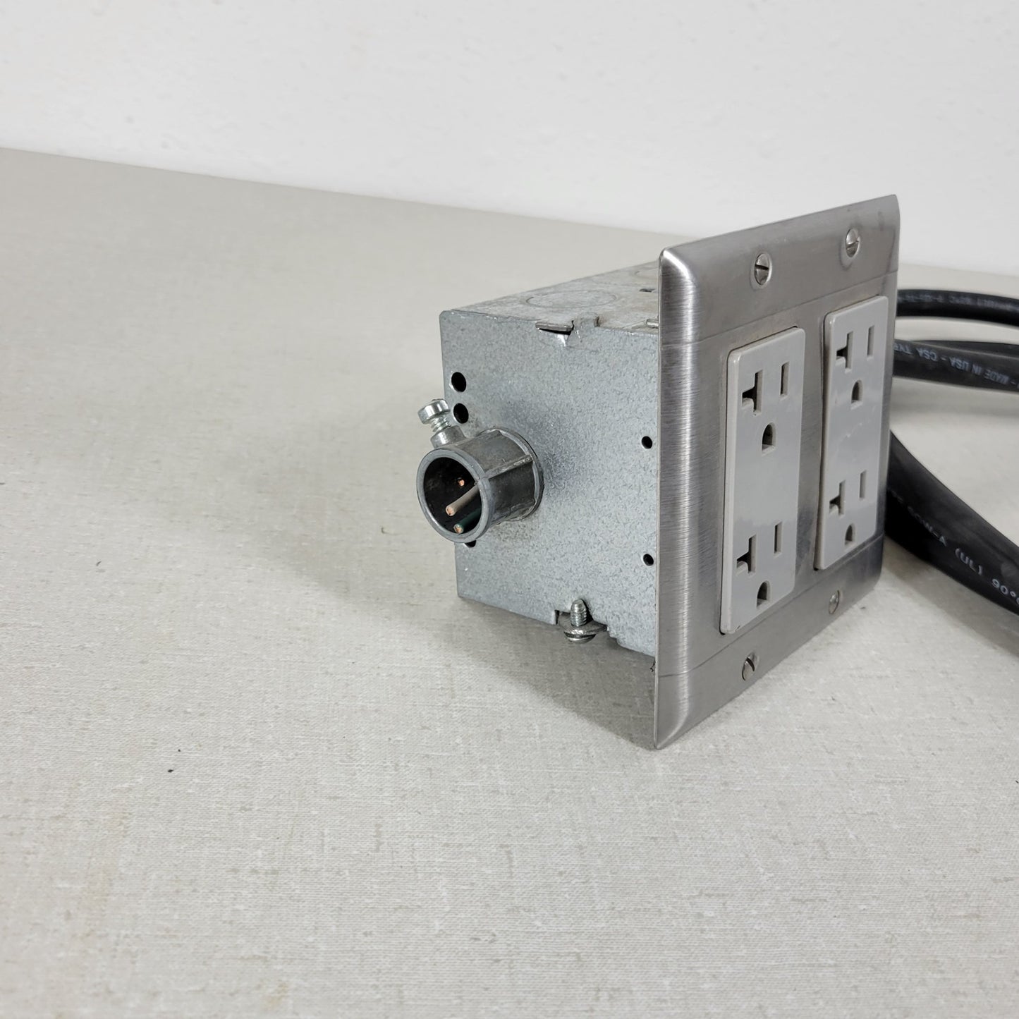 Built-In Double-Gang Work Bench Outlet Box for Mains 120V 20Amp With Cable