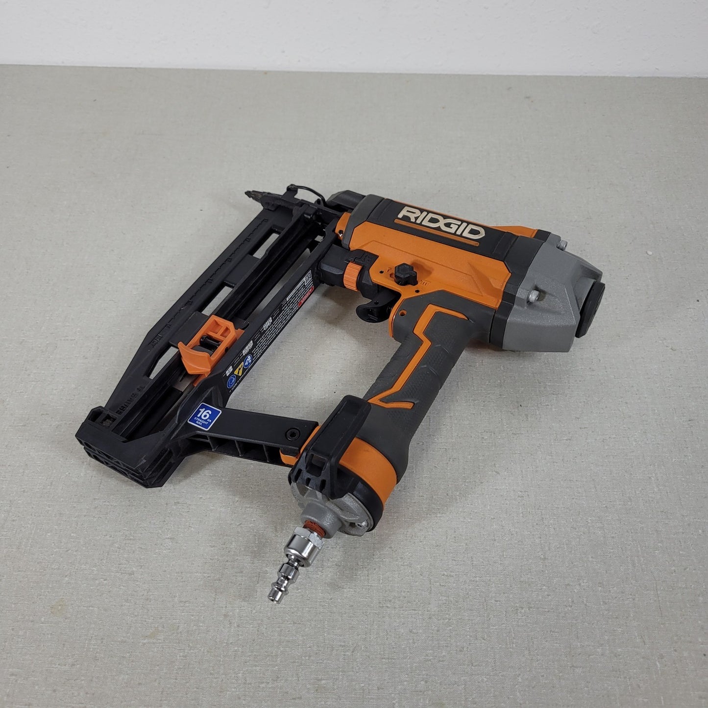 RIDGID R250SFF 16-Gauge 2.5 inch Finish Nail Gun Pneumatic Tool