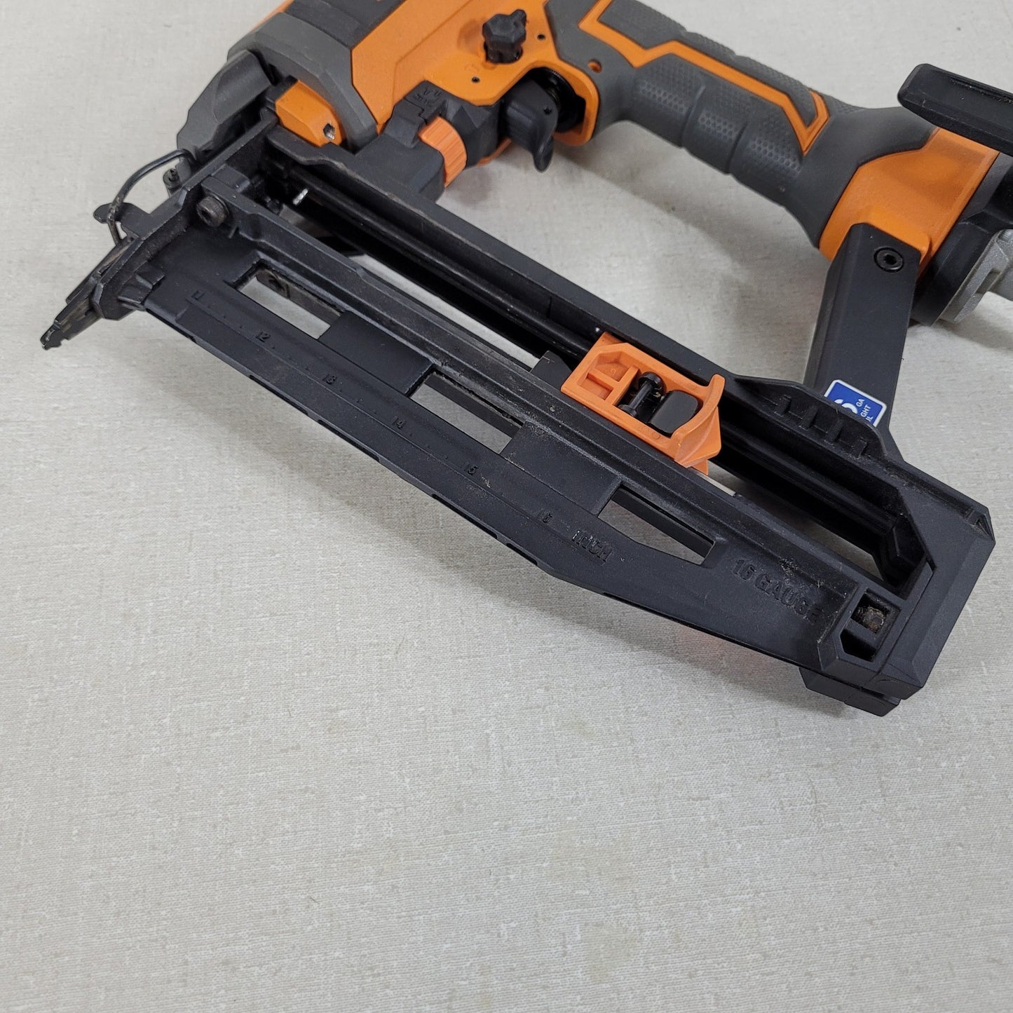 RIDGID R250SFF 16-Gauge 2.5 inch Finish Nail Gun Pneumatic Tool