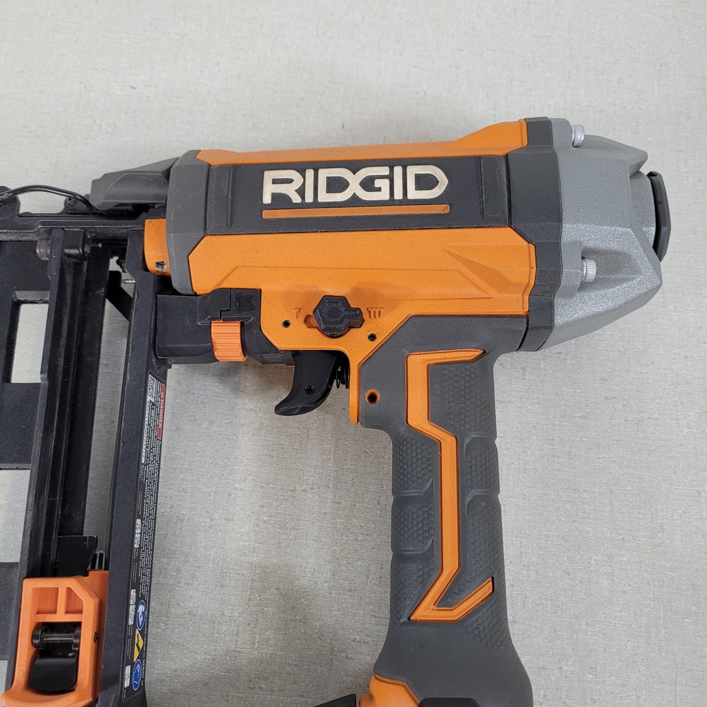RIDGID R250SFF 16-Gauge 2.5 inch Finish Nail Gun Pneumatic Tool