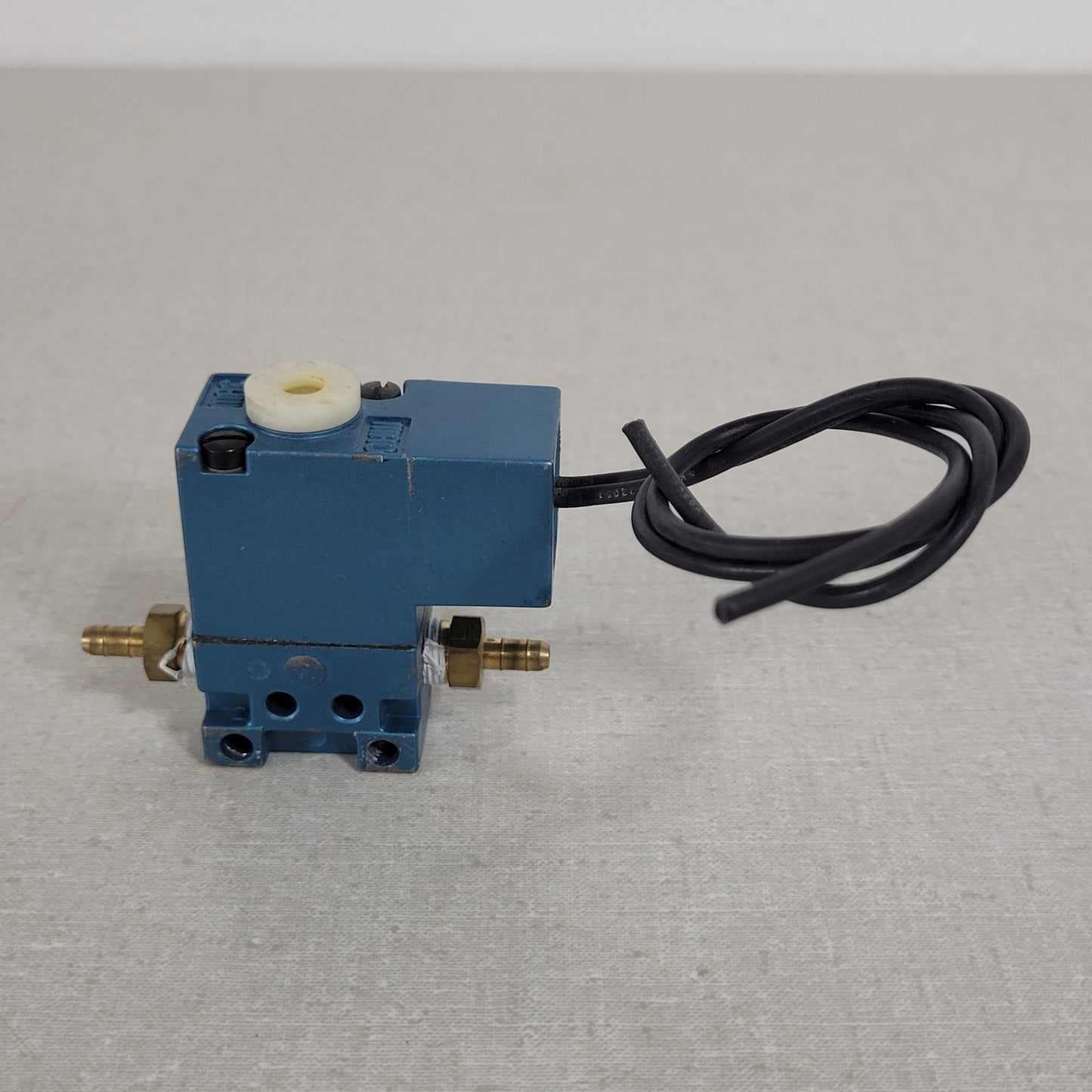 MAC Vacuum Solenoid Valve 111B-111CA 120VAC 6.8W 150psi 3 Way Manual Override