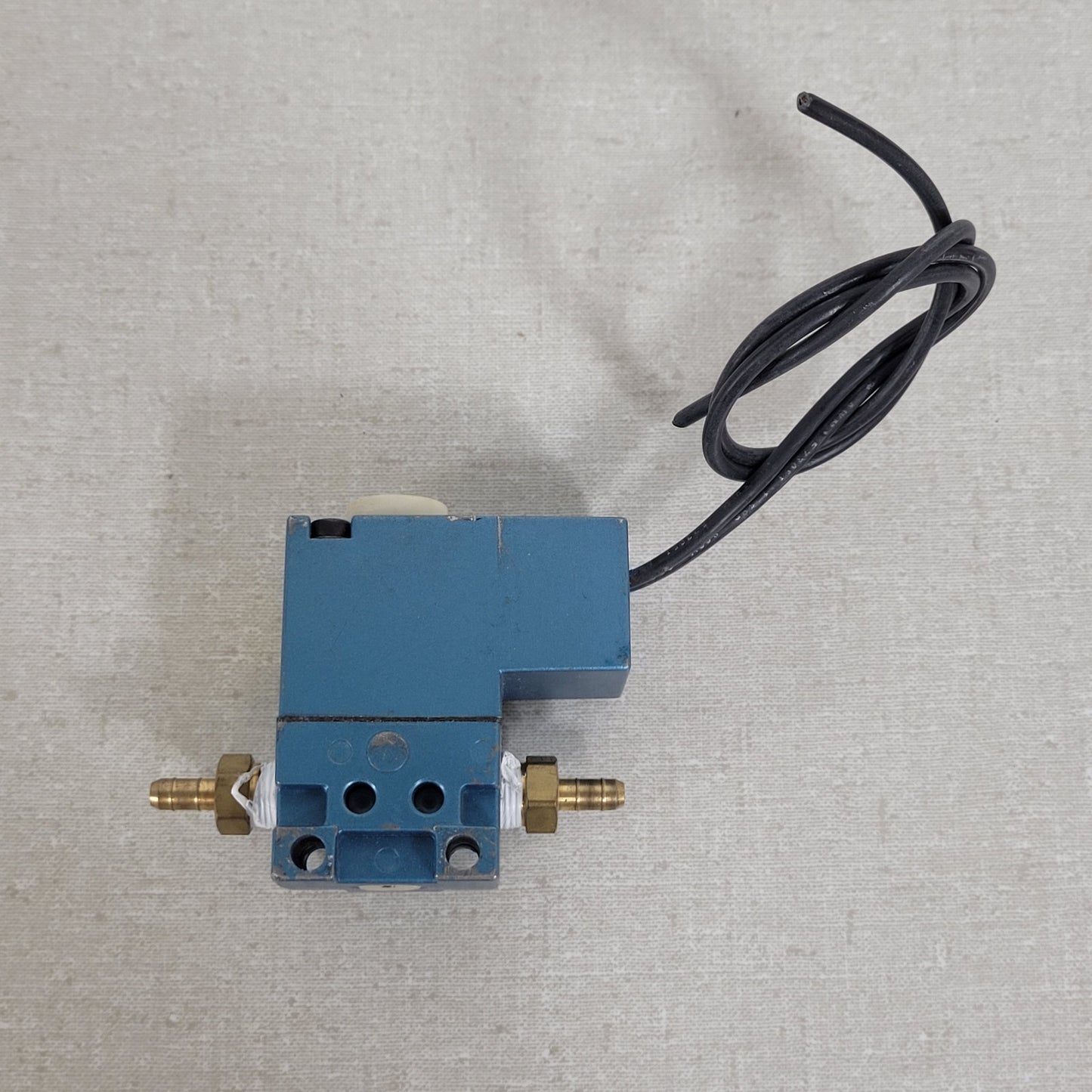 MAC Vacuum Solenoid Valve 111B-111CA 120VAC 6.8W 150psi 3 Way Manual Override