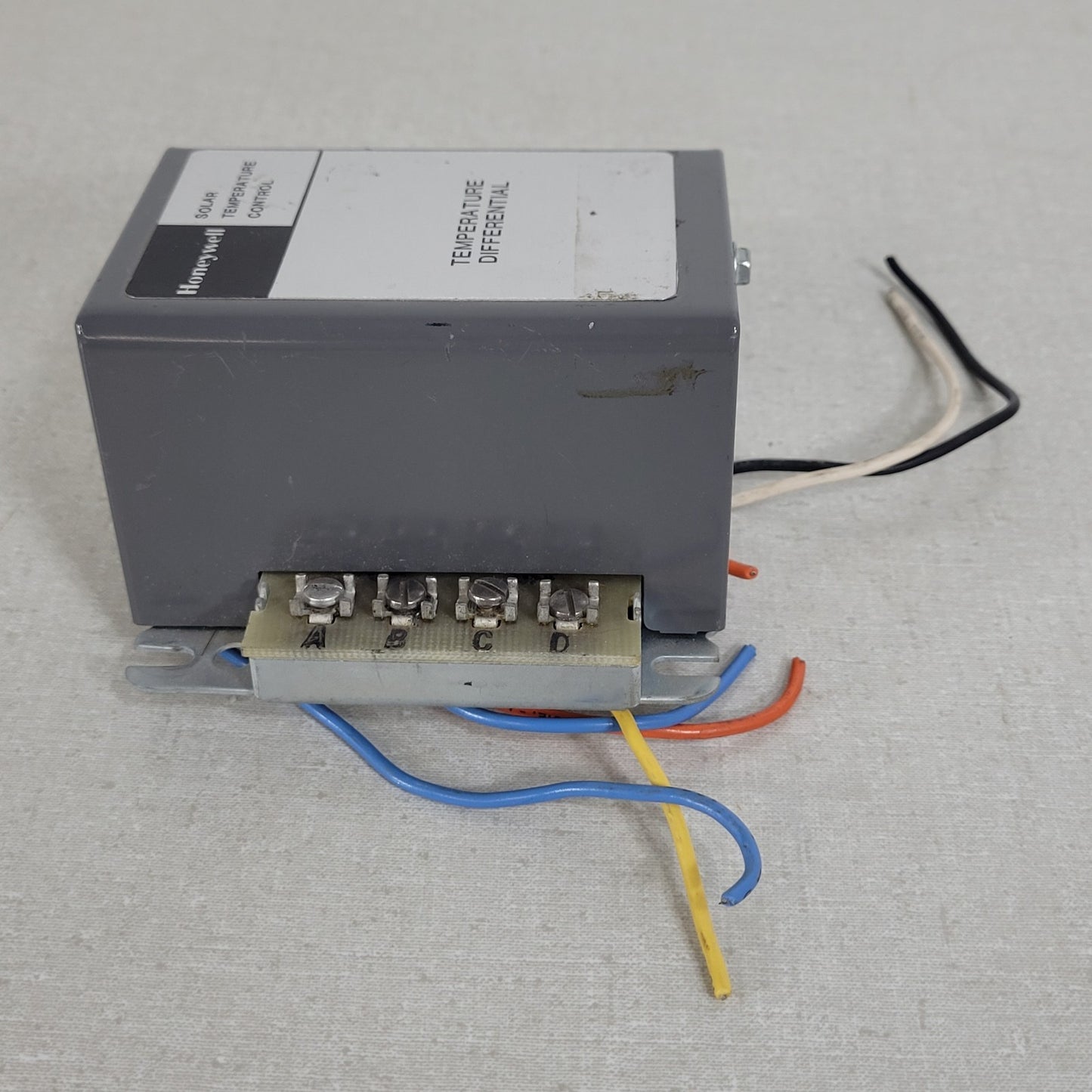 Honeywell R7406 Solar Temperature Control Differential 10A 120V Sensor