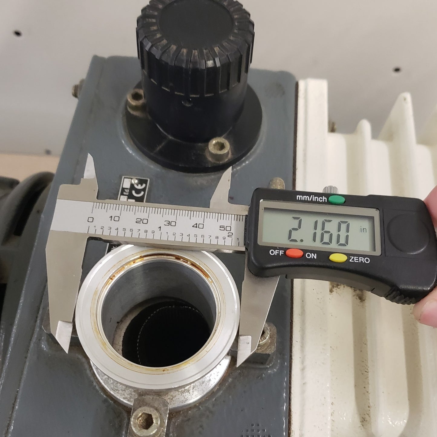 Varian SD700 Dual Stage Rotary Vane Vacuum Pump 3-Phase Power ISO KF40 NW40