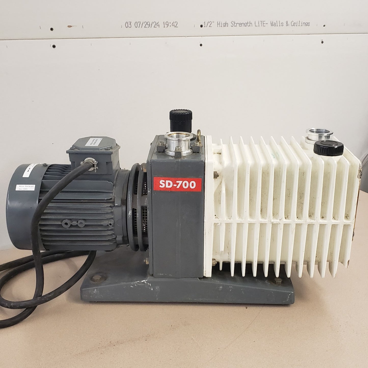 Varian SD700 Dual Stage Rotary Vane Vacuum Pump 3-Phase Power ISO KF40 NW40