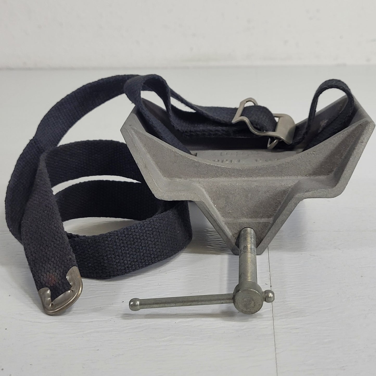 Ohaus 9014 Gas Cylinder Holder for Bench Safety Secure Adjustable Belt Mount